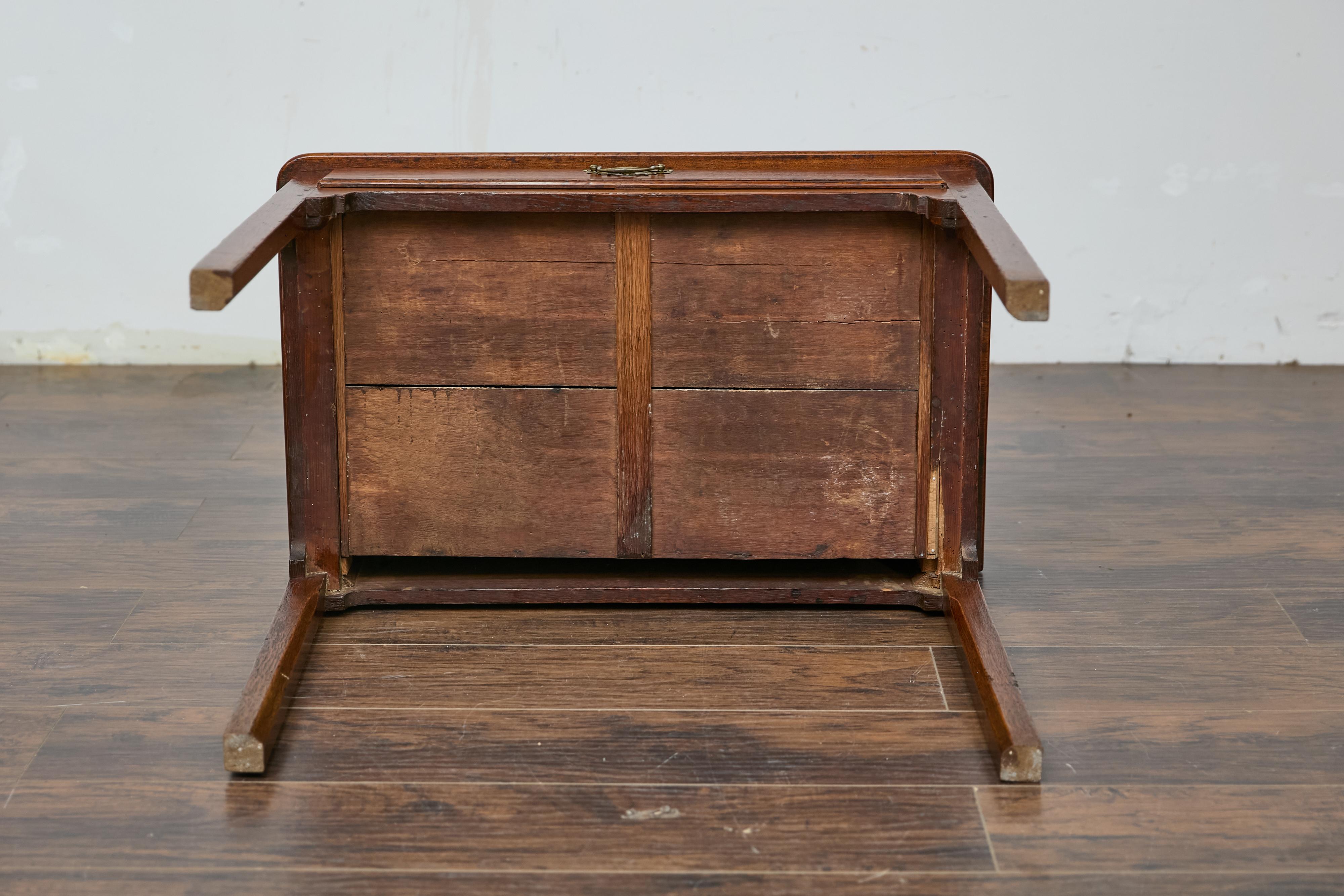 Table d'appoint géorgienne anglaise du 19e siècle avec quincaillerie Chippendale en laiton en vente 10