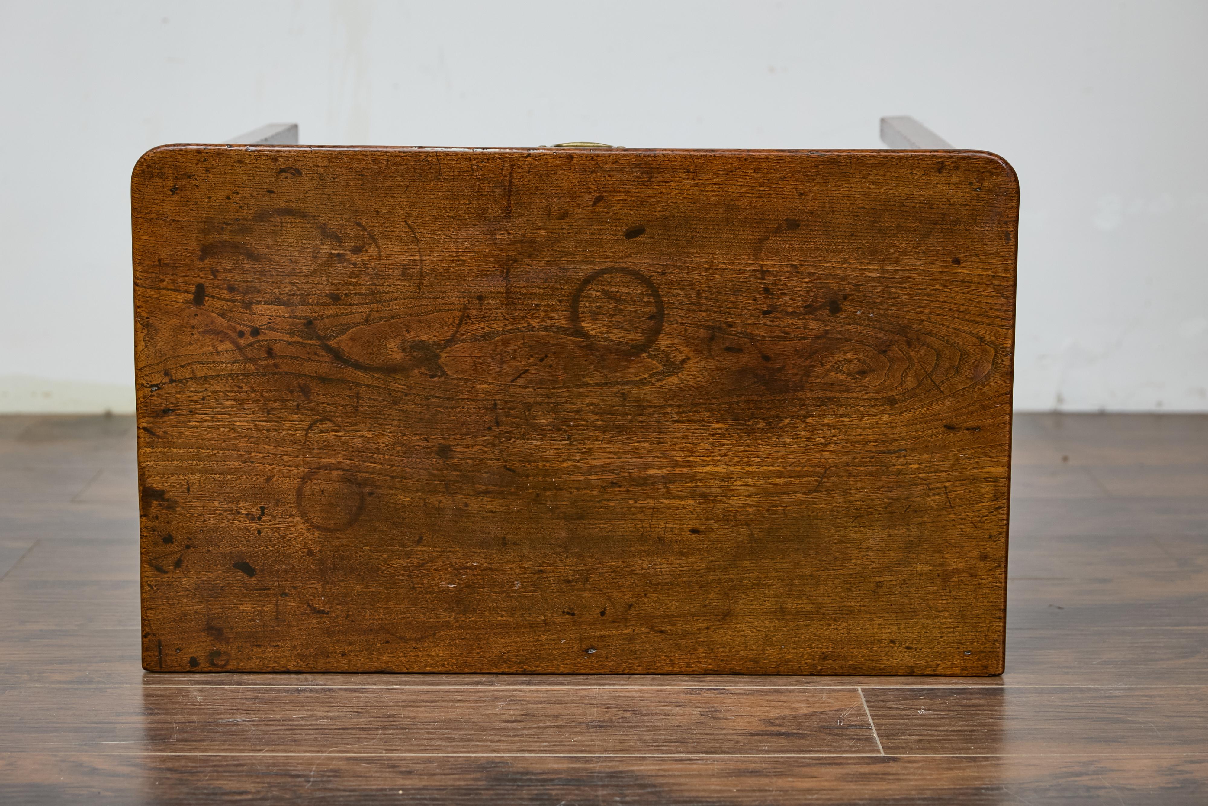 Table d'appoint géorgienne anglaise du 19e siècle avec quincaillerie Chippendale en laiton en vente 11