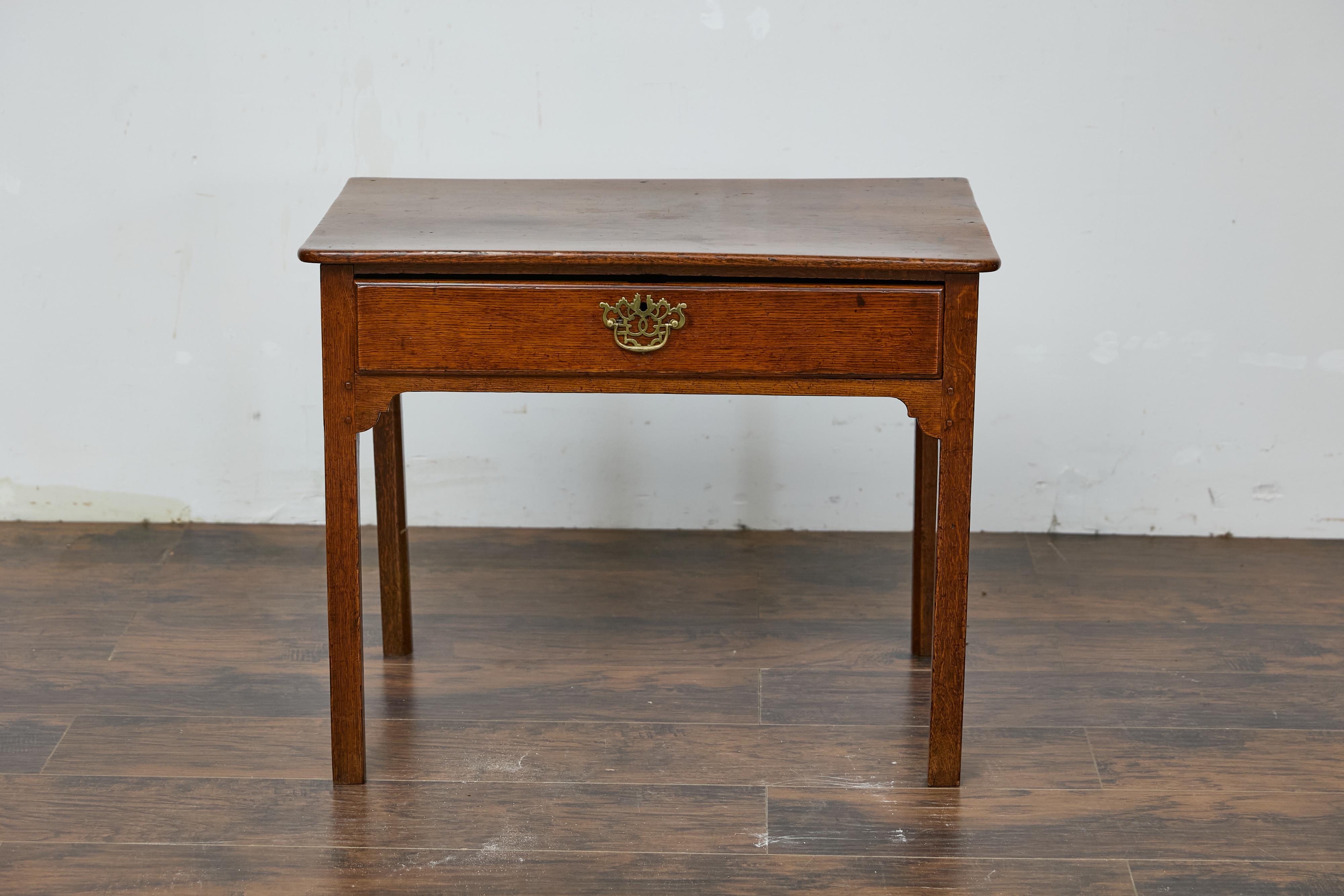 Table anglaise en chêne géorgien du XIXe siècle, avec un seul tiroir et des ferrures de style Chippendale. Cette table d'appoint en chêne anglais du XIXe siècle, dotée d'un tiroir unique et d'une quincaillerie en laiton de style Chippendale,