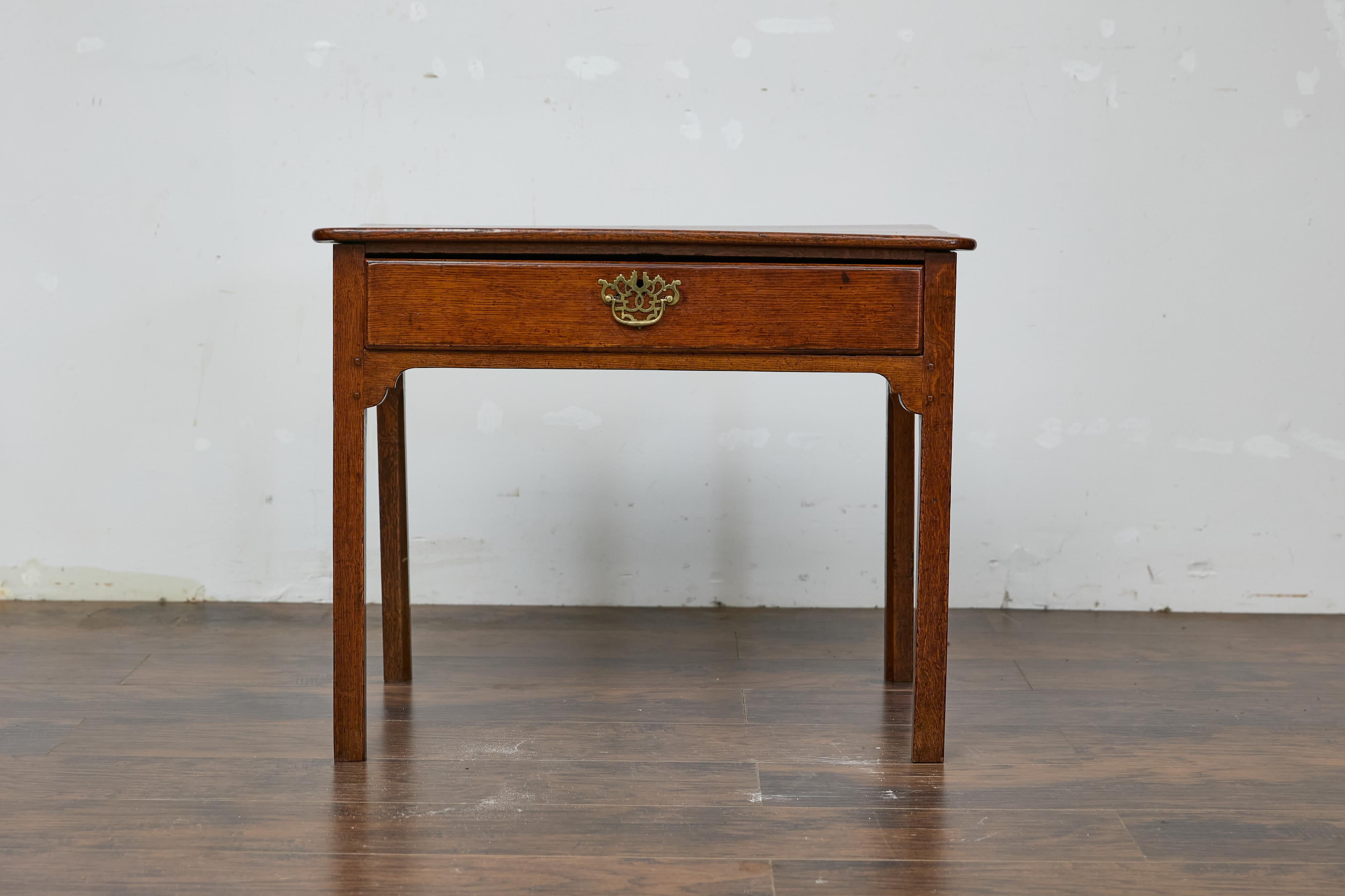 Georgien Table d'appoint géorgienne anglaise du 19e siècle avec quincaillerie Chippendale en laiton en vente