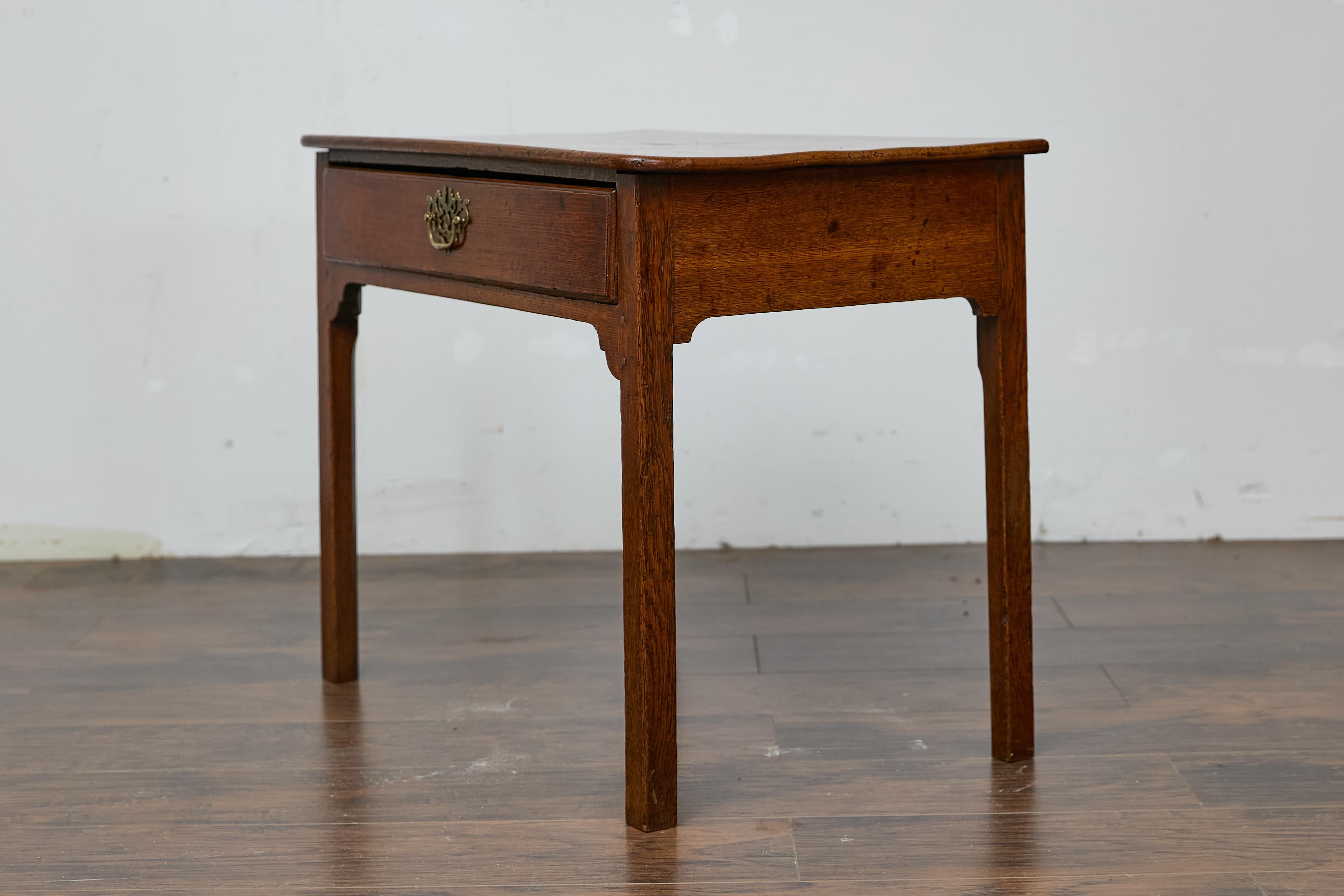 Anglais Table d'appoint géorgienne anglaise du 19e siècle avec quincaillerie Chippendale en laiton en vente