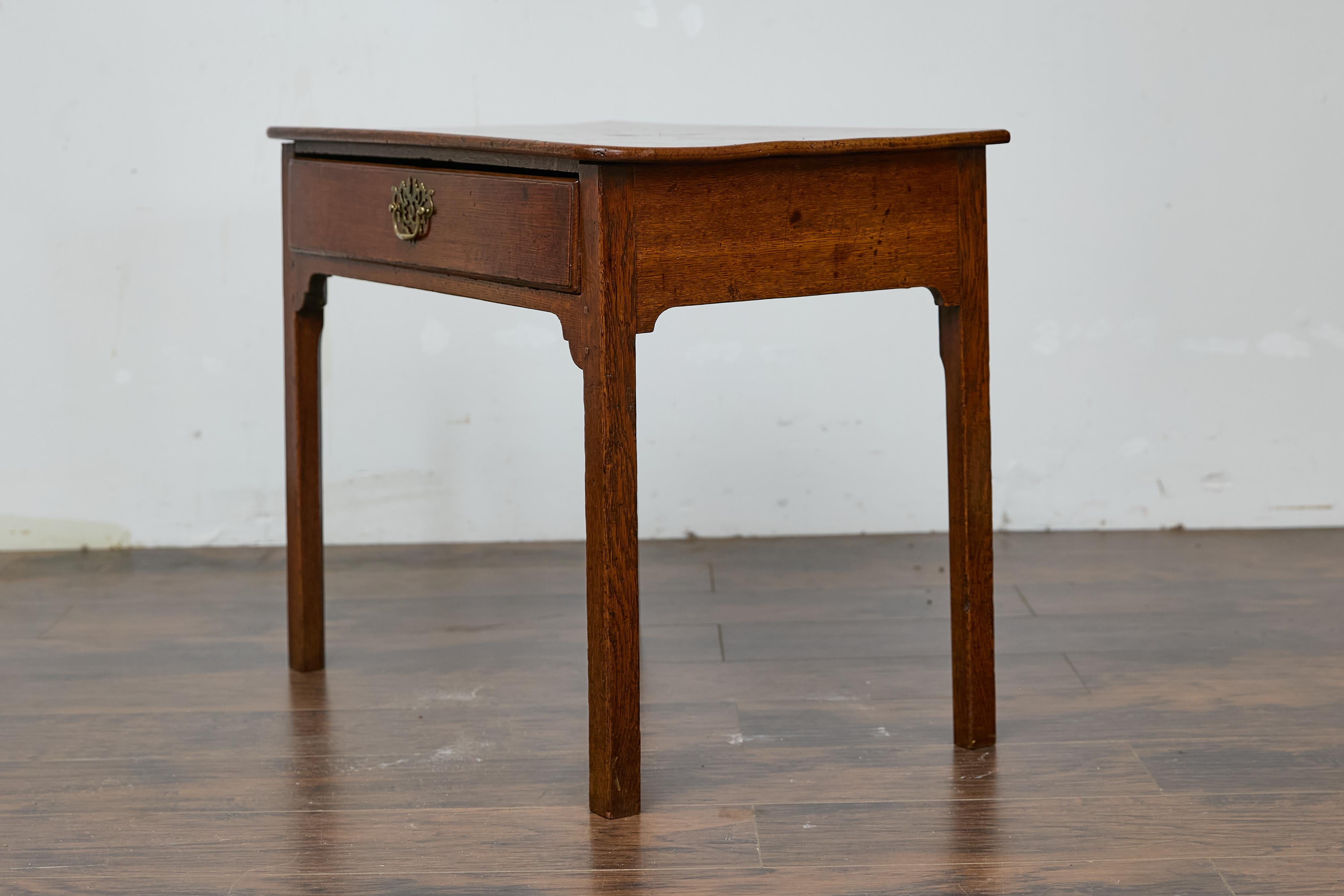 Table d'appoint géorgienne anglaise du 19e siècle avec quincaillerie Chippendale en laiton Bon état - En vente à Atlanta, GA