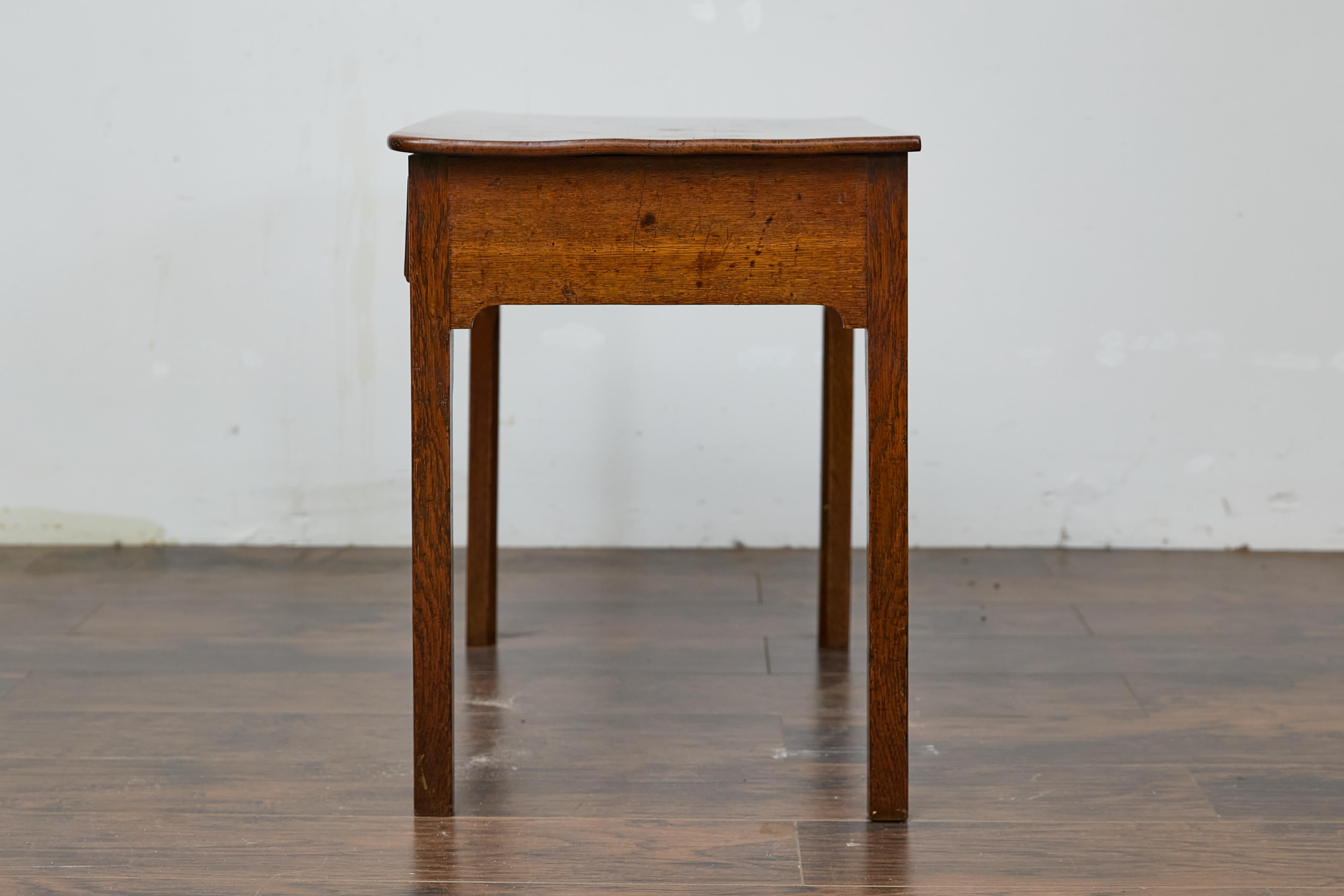 XIXe siècle Table d'appoint géorgienne anglaise du 19e siècle avec quincaillerie Chippendale en laiton en vente