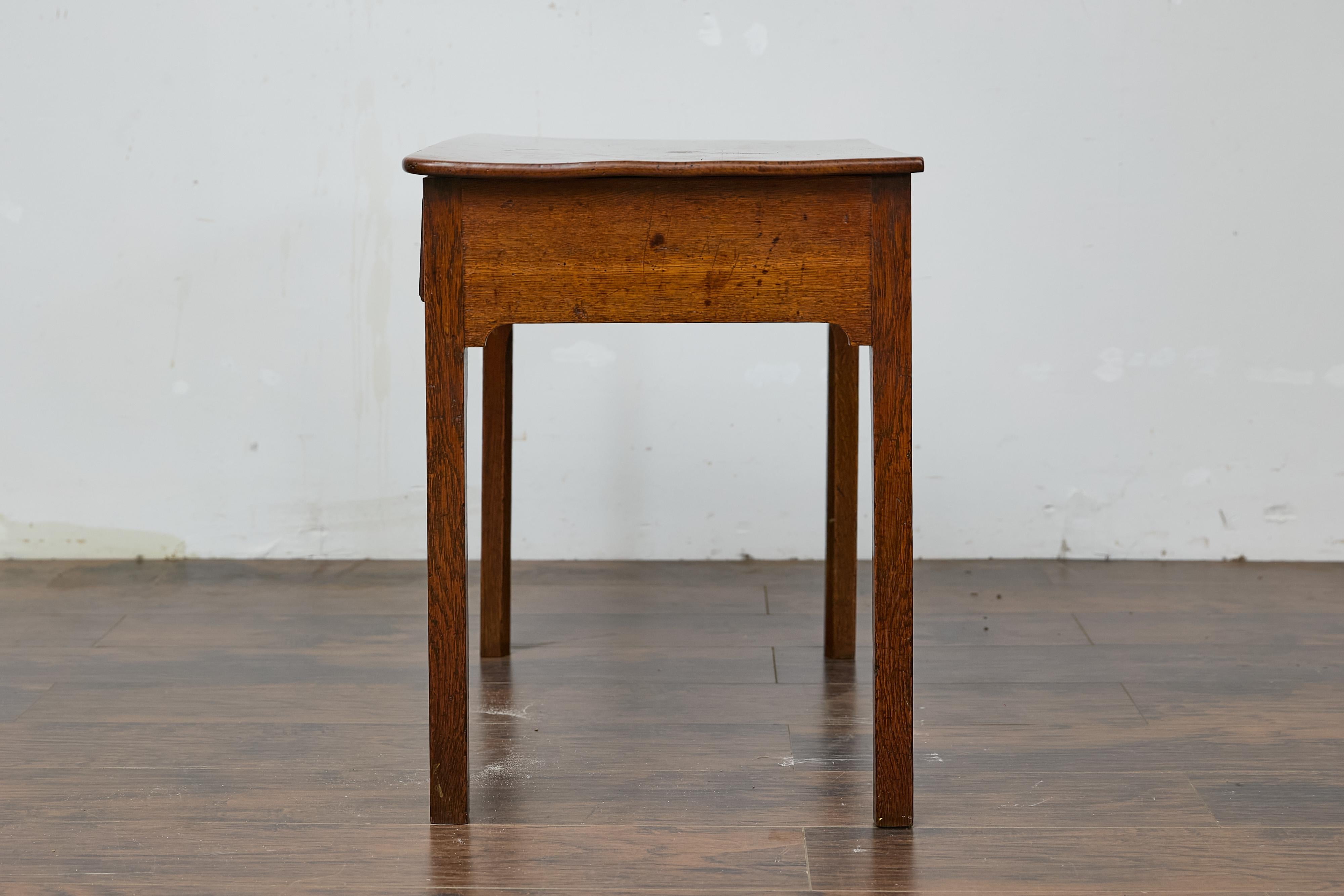 Laiton Table d'appoint géorgienne anglaise du 19e siècle avec quincaillerie Chippendale en laiton en vente
