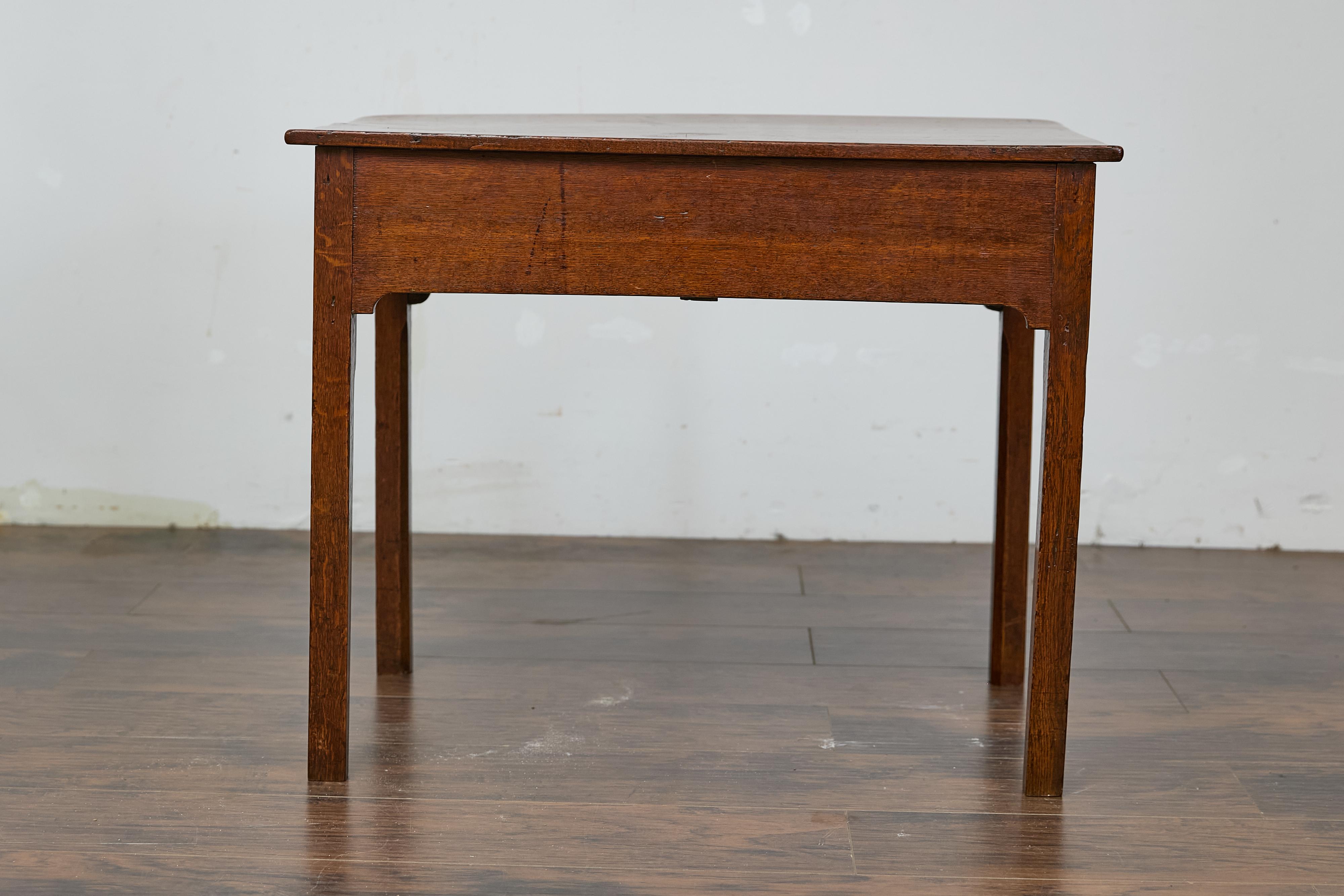 Table d'appoint géorgienne anglaise du 19e siècle avec quincaillerie Chippendale en laiton en vente 1