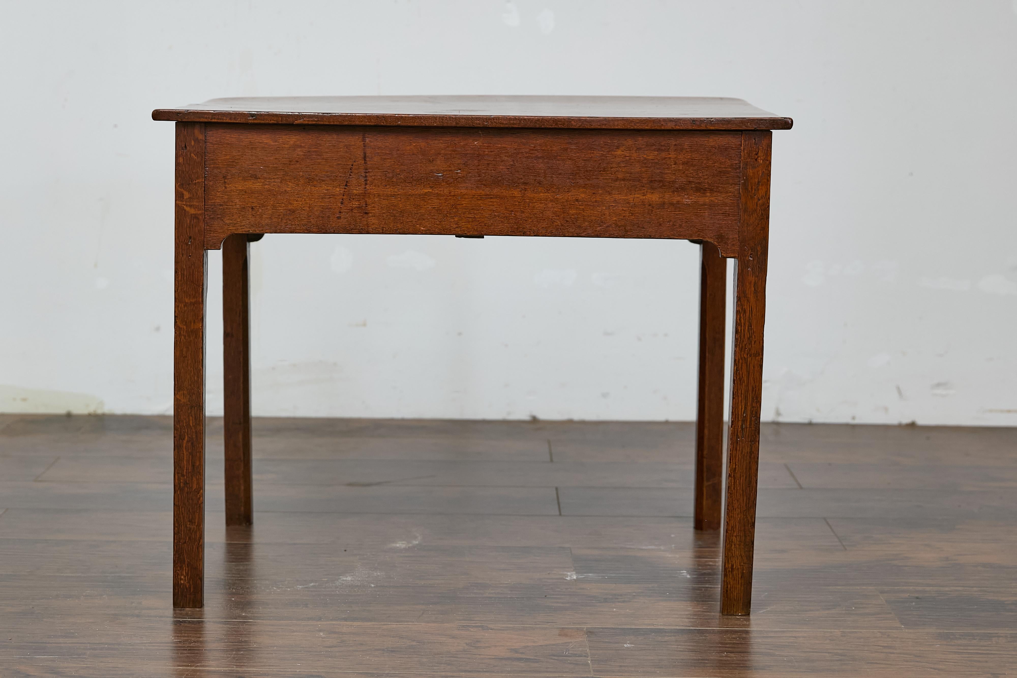 Table d'appoint géorgienne anglaise du 19e siècle avec quincaillerie Chippendale en laiton en vente 2