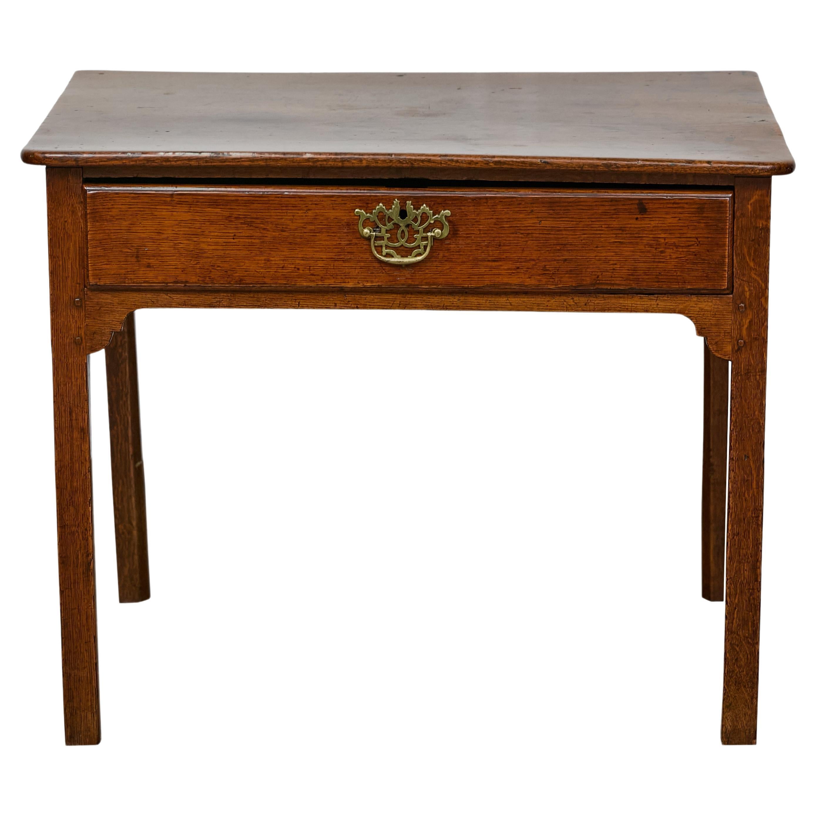 Table d'appoint géorgienne anglaise du 19e siècle avec quincaillerie Chippendale en laiton en vente