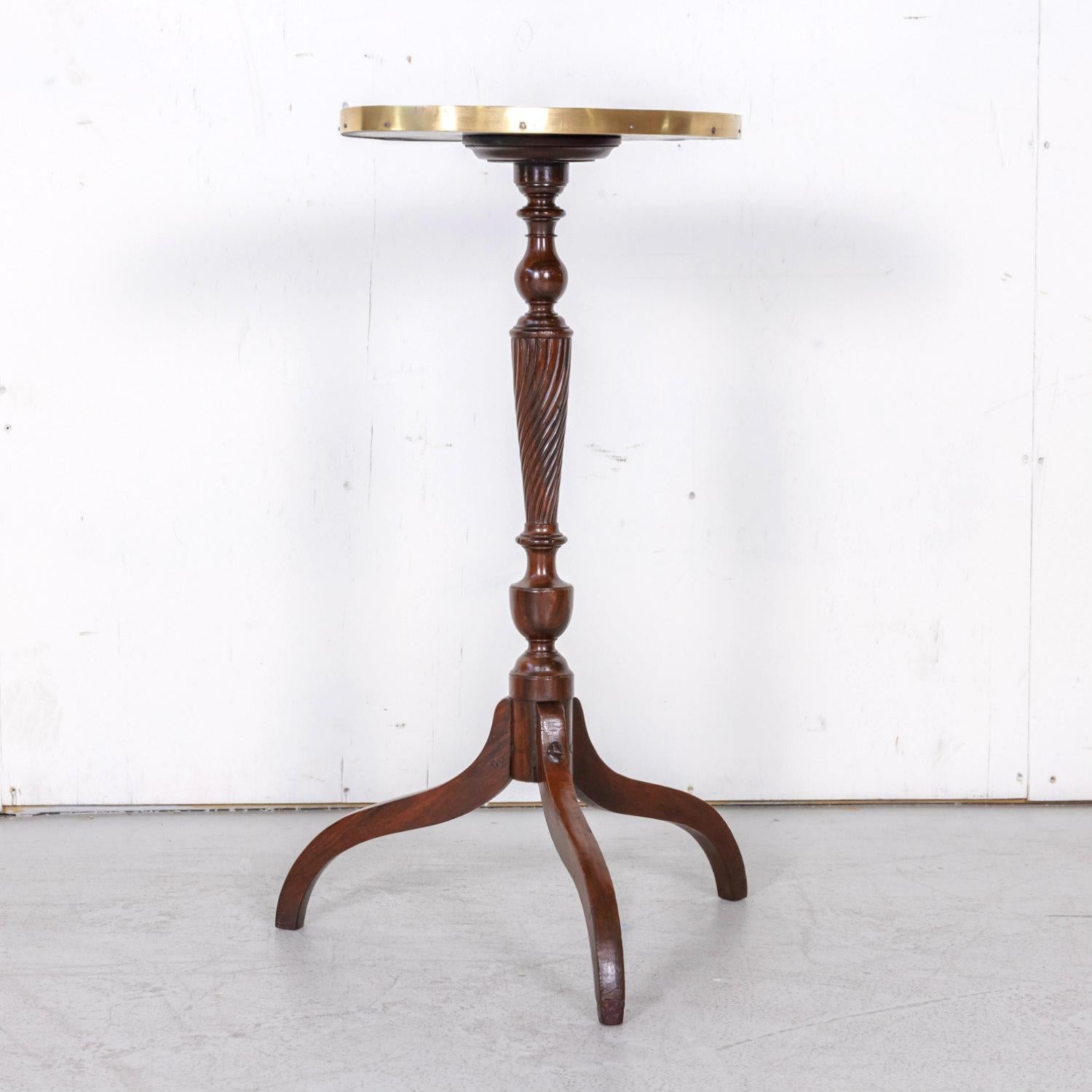 Beautiful 19th century English Georgian style walnut fern or plant stand, circa 1880s, having an oval burled walnut top with brass gallery over elegant turned stem with fluted decoration terminating on tripod legs.

Dimensions:
H 32