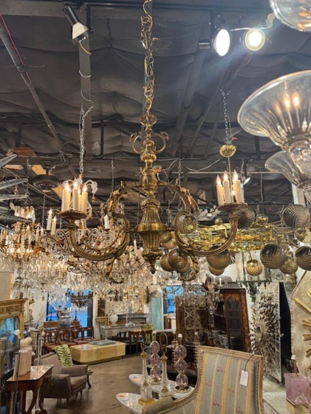 Experimenta la opulencia del siglo XIX con esta exquisita lámpara de billar de bronce dorado. Sus intrincados detalles y su diseño clásico aportan un toque de elegancia vintage a cualquier espacio, por lo que es una elección perfecta para quienes