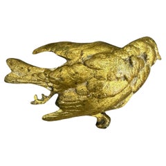 Escultura inglesa del siglo XIX en bronce dorado de un pinzón muerto