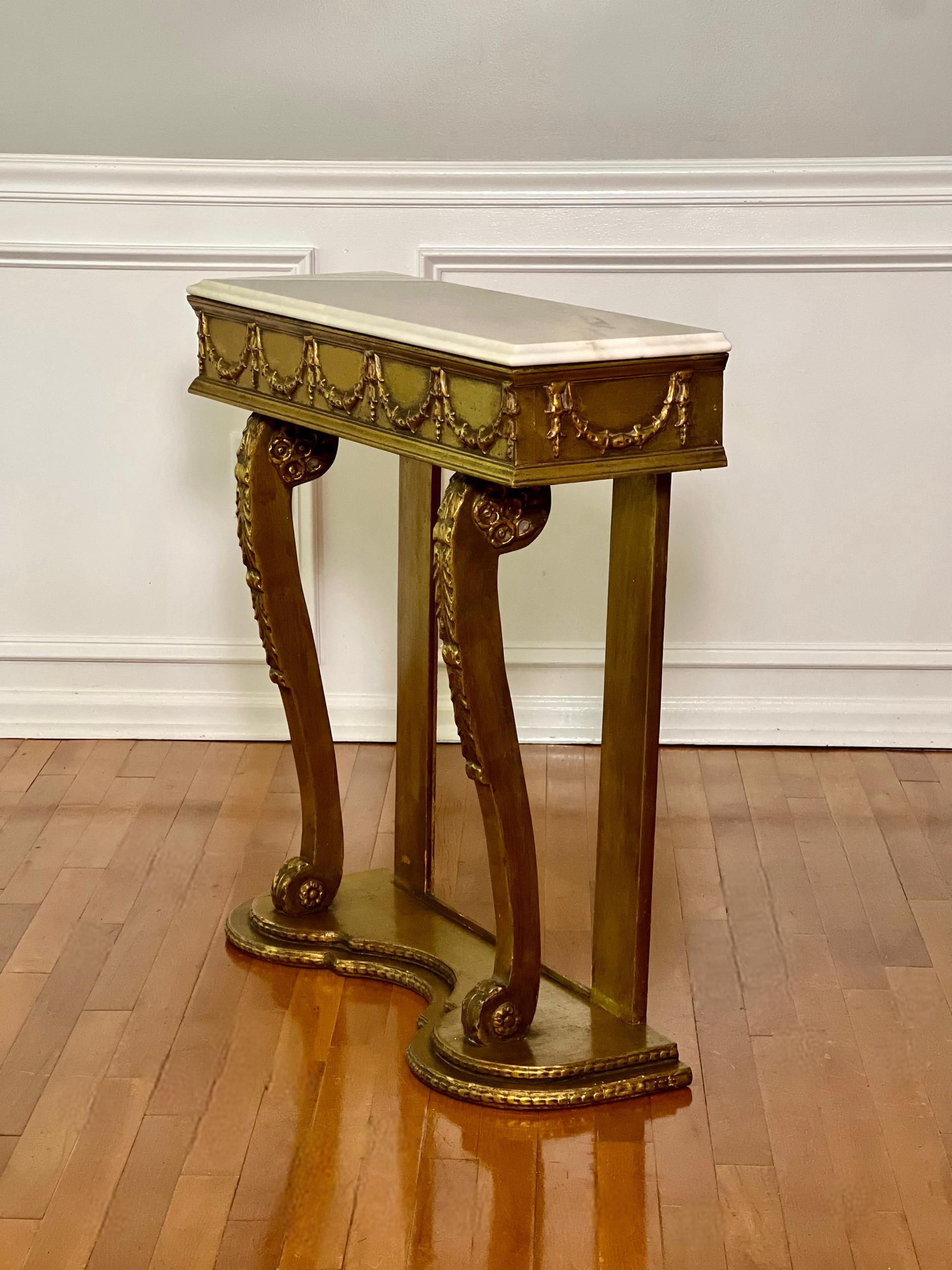 Anglais 19th Century English Giltwood and Marble Narrow Console Table en vente