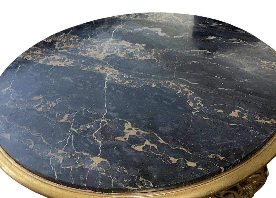 Mesa de centro inglesa del siglo XIX de madera dorada con tapa de mármol Michelangelo Europeo en venta