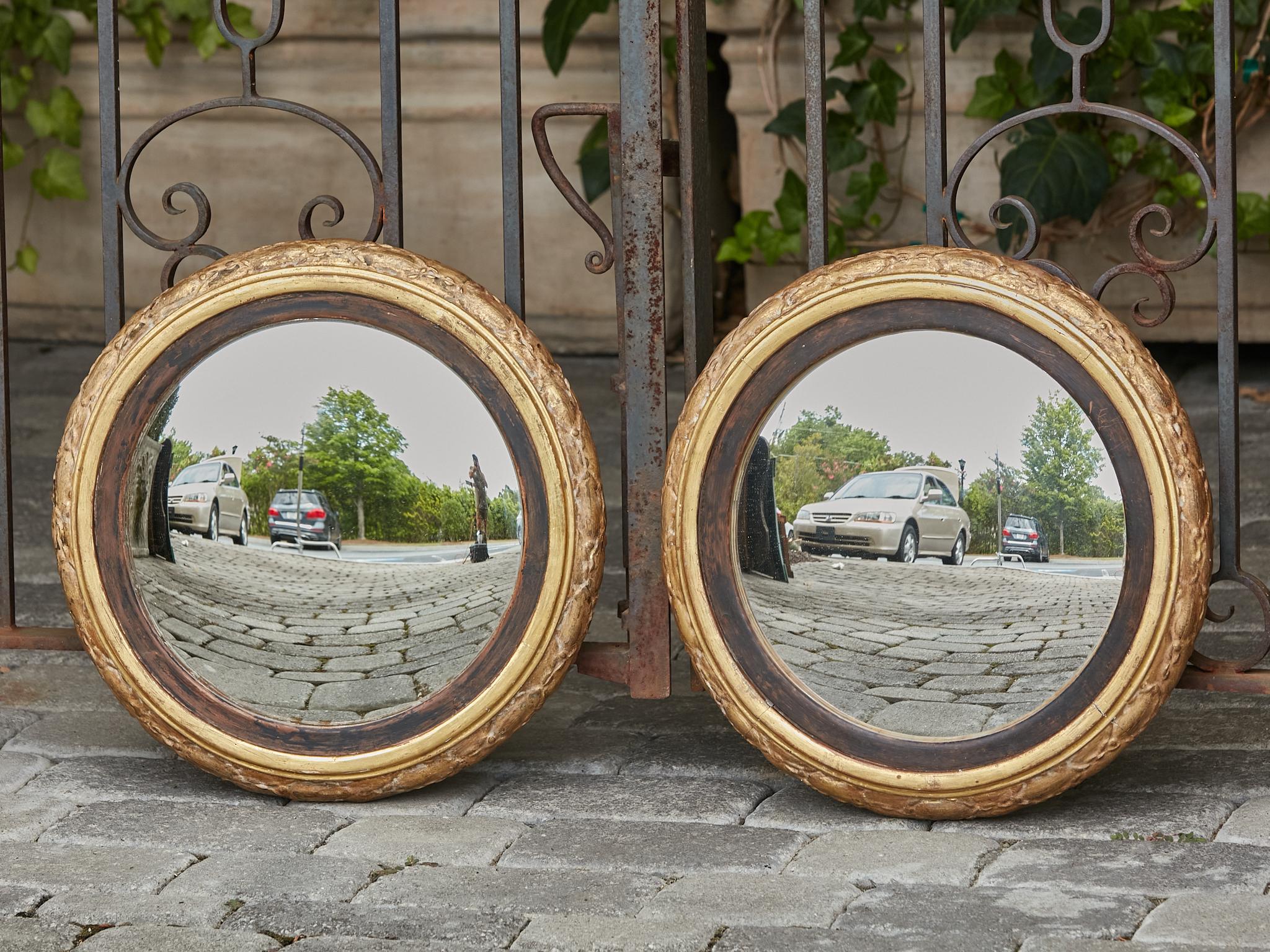 19th Century English Giltwood Convex Mirrors with Carved Foliage Motifs, a Pair In Good Condition In Atlanta, GA