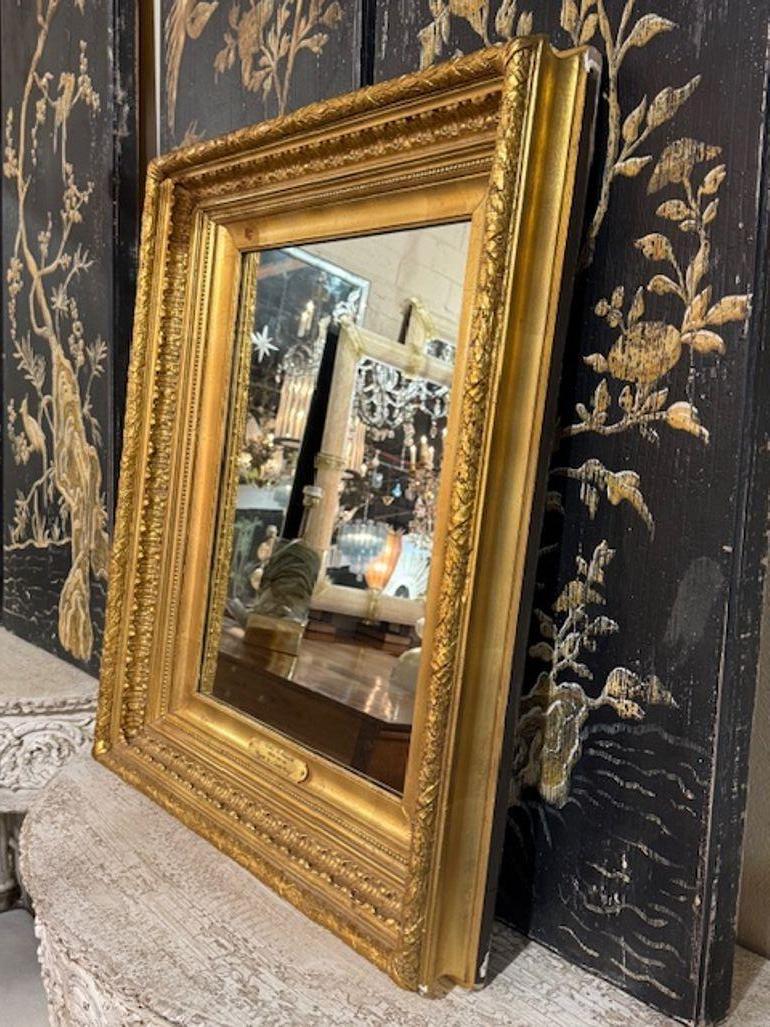 Le miroir en bois doré anglais du XIXe siècle est un meuble ancien étonnant qui respire l'élégance et la sophistication. Cette pièce exquise serait un ajout élégant à n'importe quelle maison, ajoutant une touche de charme vintage et de luxe à