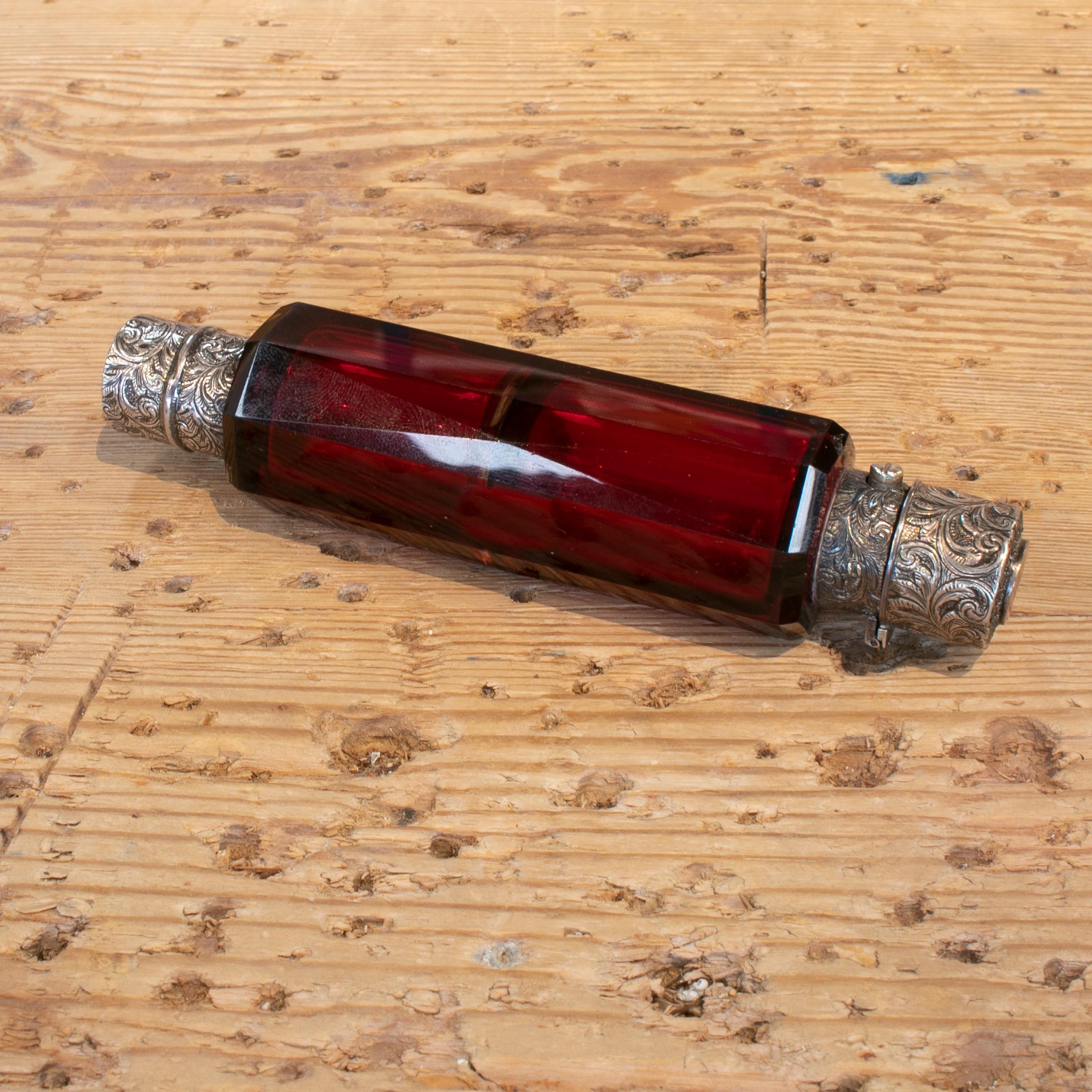 Englische Parfümflasche aus Glas und Silber des 19. Jahrhunderts mit Krone und Inschrift im Angebot 1
