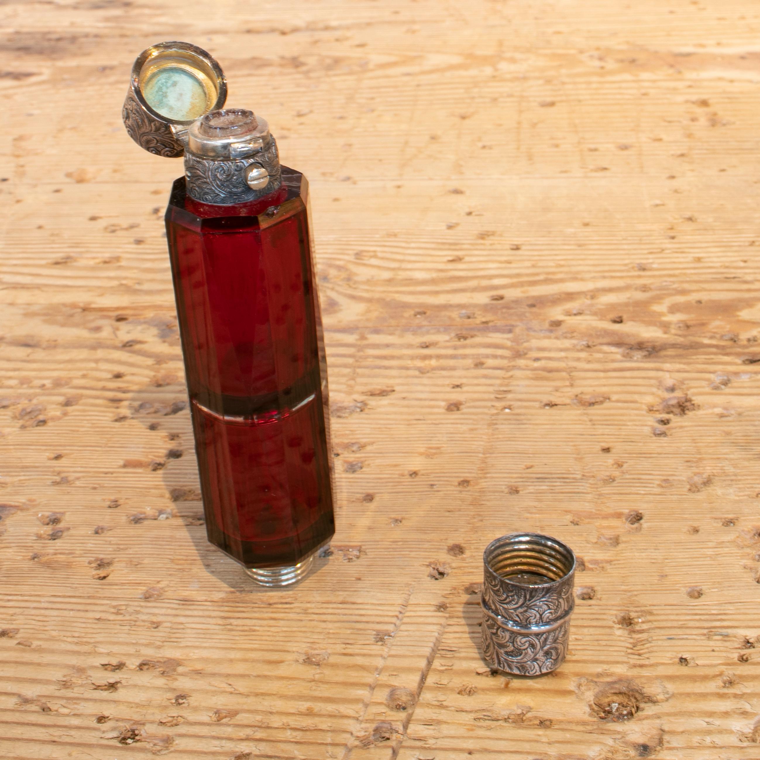 Englische Parfümflasche aus Glas und Silber des 19. Jahrhunderts mit Krone und Inschrift im Angebot 4