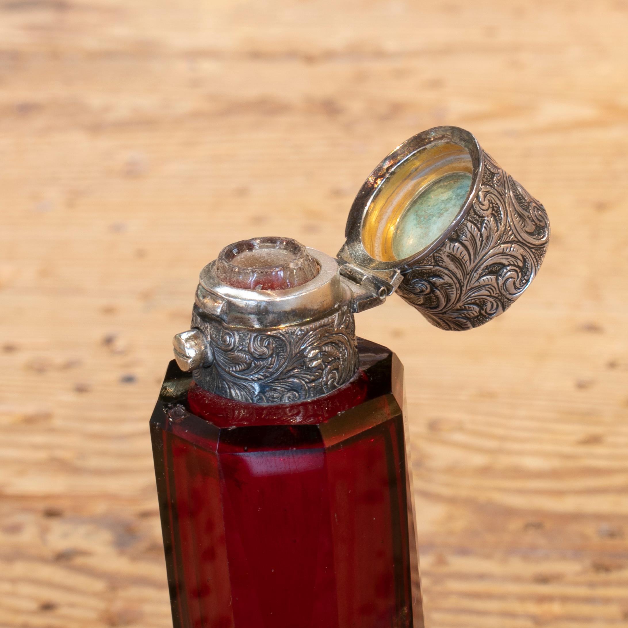 Englische Parfümflasche aus Glas und Silber des 19. Jahrhunderts mit Krone und Inschrift im Angebot 5