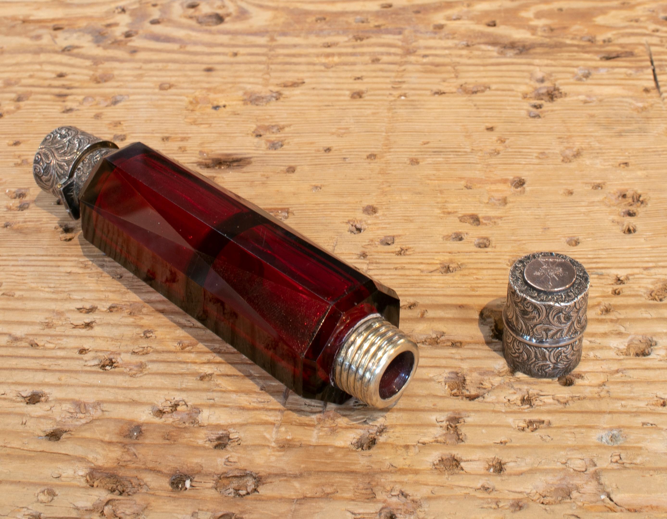 Englische Parfümflasche aus Glas und Silber des 19. Jahrhunderts mit Krone und Inschrift im Angebot 6