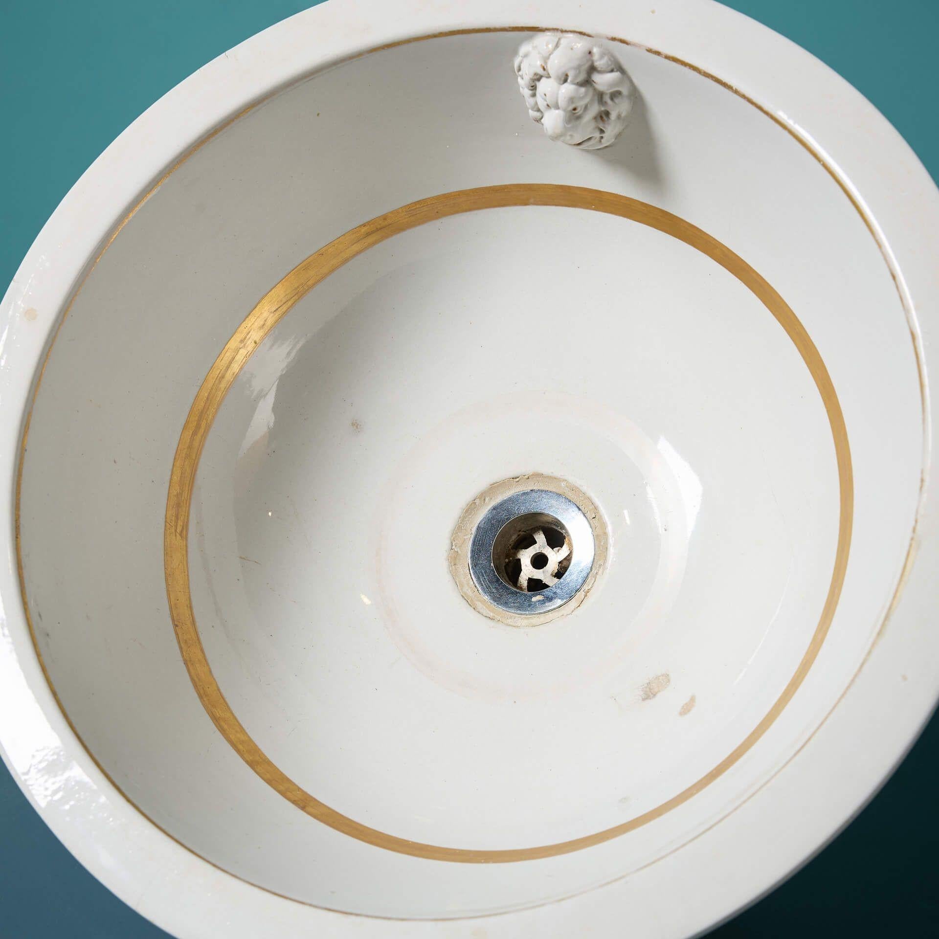 Inglese Lavandino da bagno inglese del XIX secolo in oro e bianco in vendita