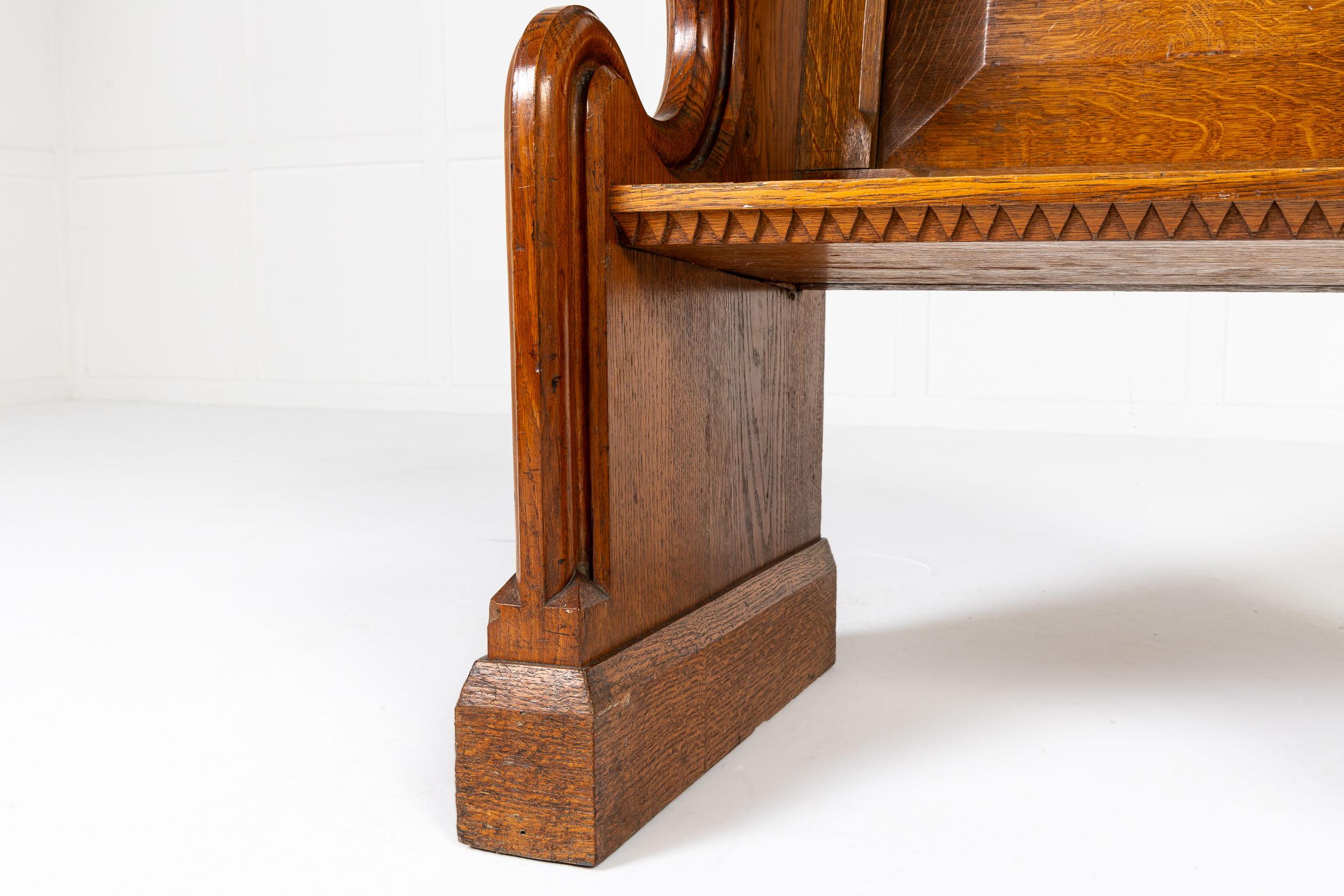 19th Century English Gothic Oak Hall Seat In Excellent Condition For Sale In Gloucestershire, GB
