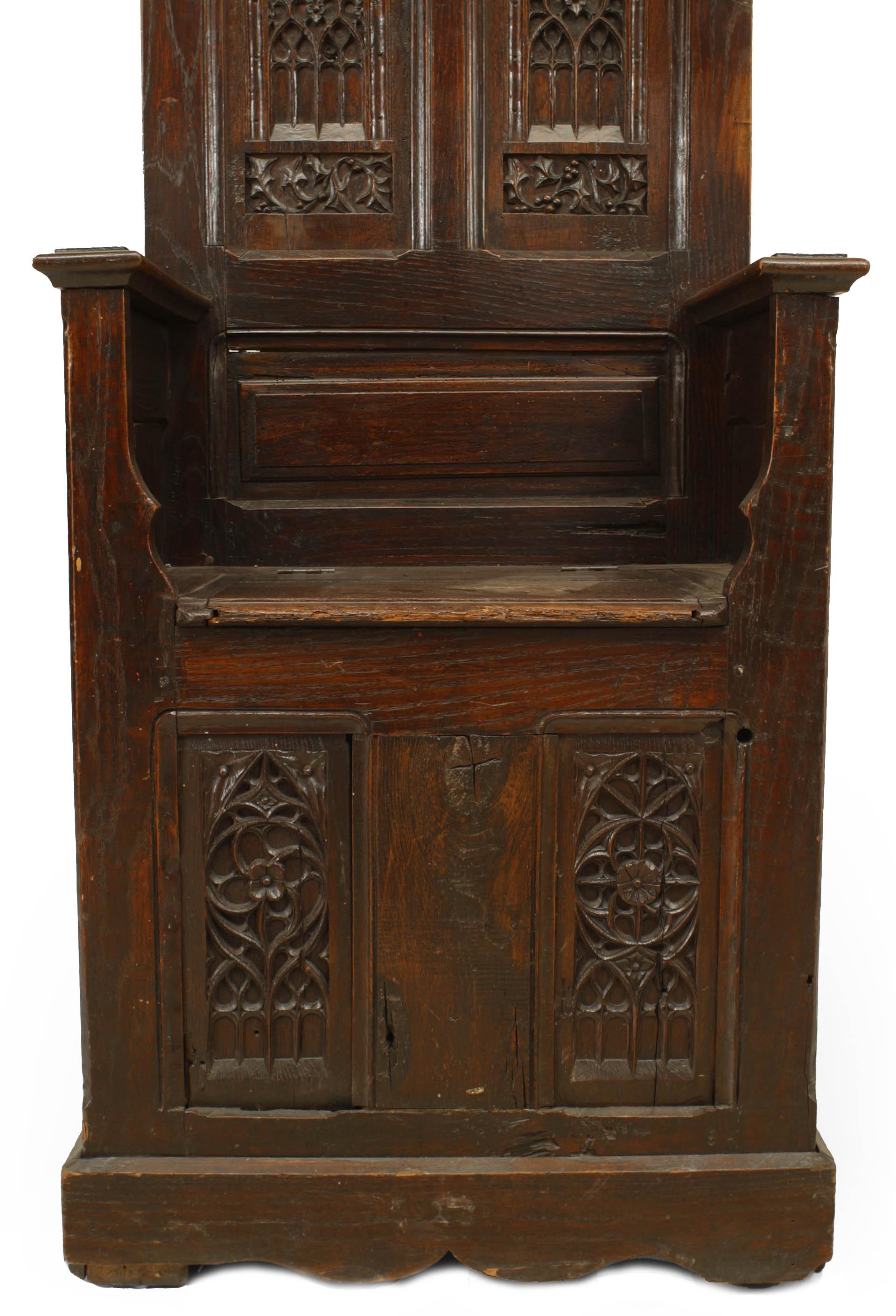 Chaise trône sculptée de style néo-gothique anglais du 19ème siècle avec motifs mythiques en vente 3