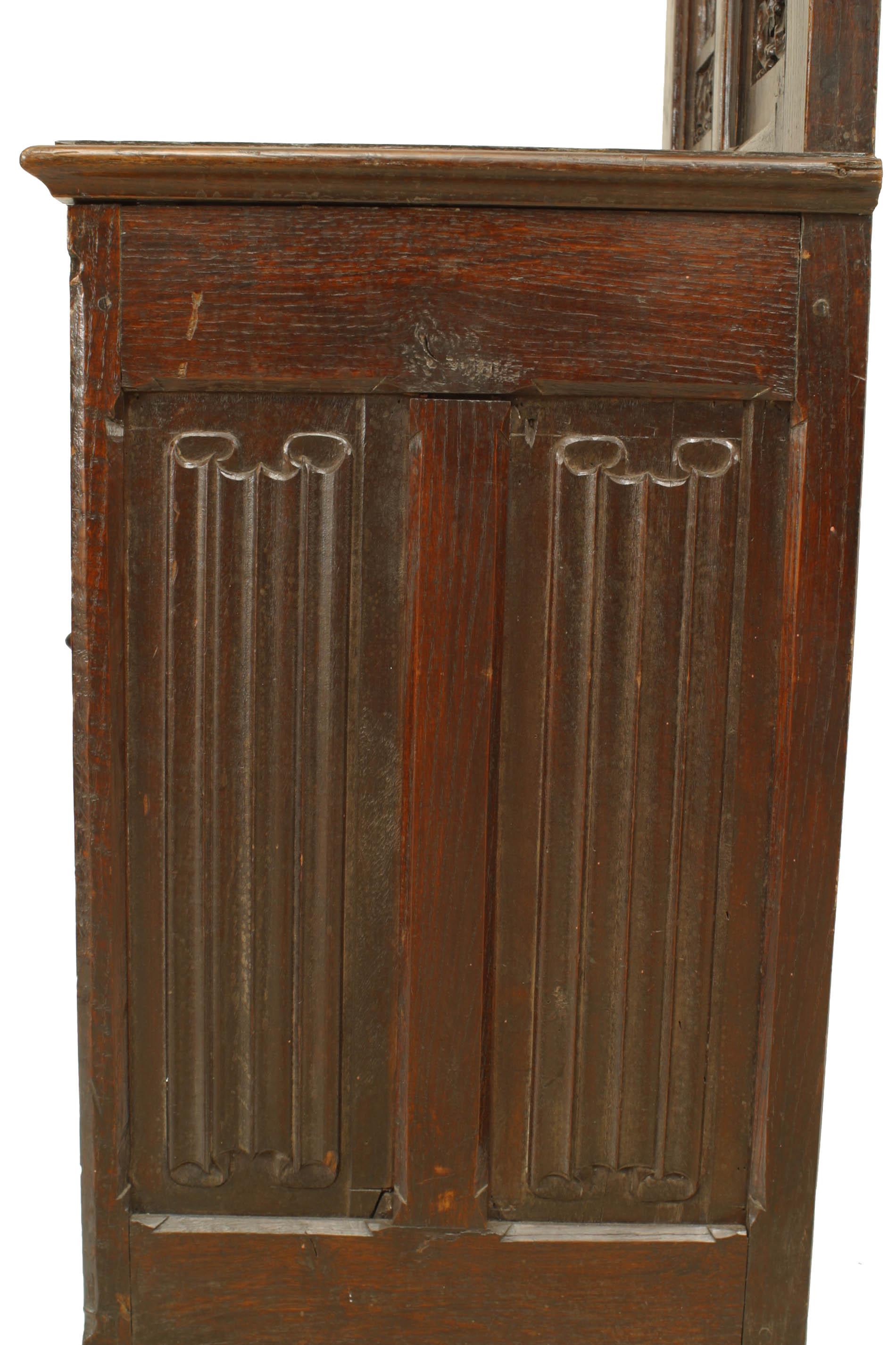 Chaise épiscopale en chêne à haut dossier sculpté et filigrané, de style néo-gothique anglais (XIXe siècle), avec épis de faîtage en forme de griffon.
 