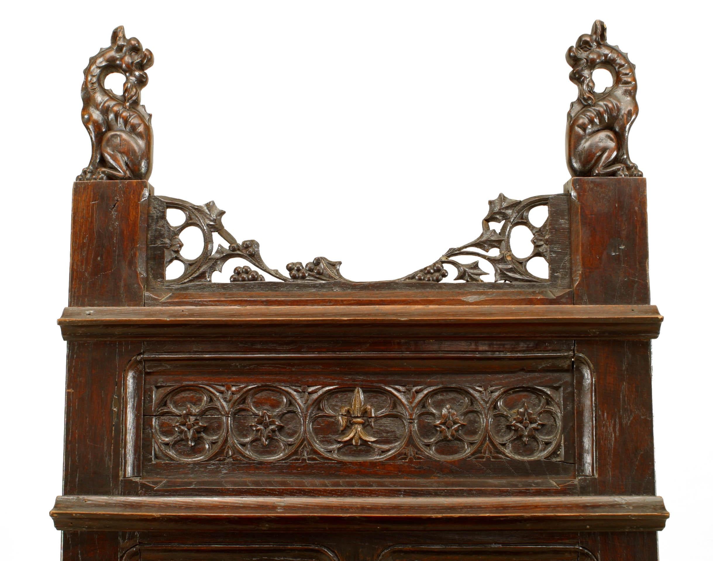 Gothique Chaise trône sculptée de style néo-gothique anglais du 19ème siècle avec motifs mythiques en vente