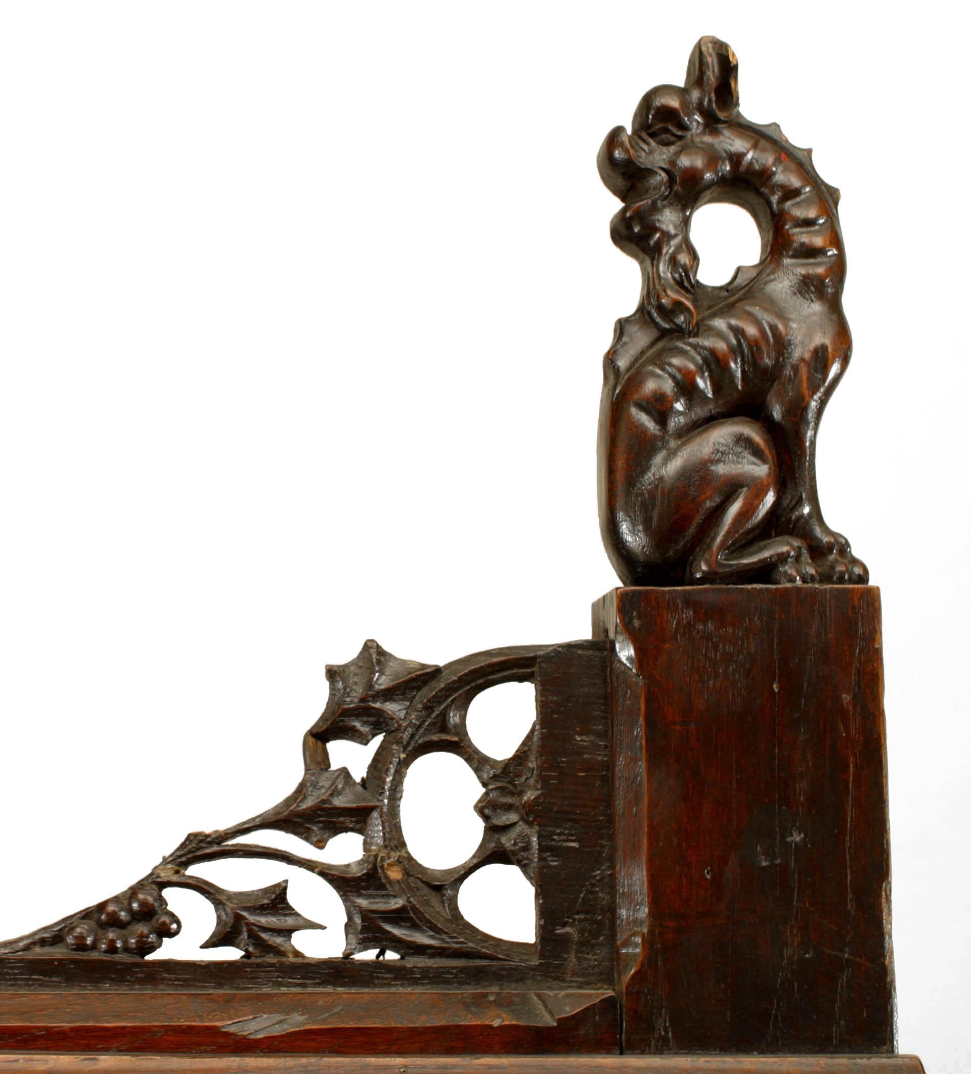 Sculpté Chaise trône sculptée de style néo-gothique anglais du 19ème siècle avec motifs mythiques en vente
