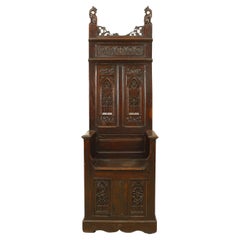 Chaise trône sculptée de style néo-gothique anglais du 19ème siècle avec motifs mythiques