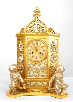 Vergoldete Kaminsimsuhr im gotischen Revival