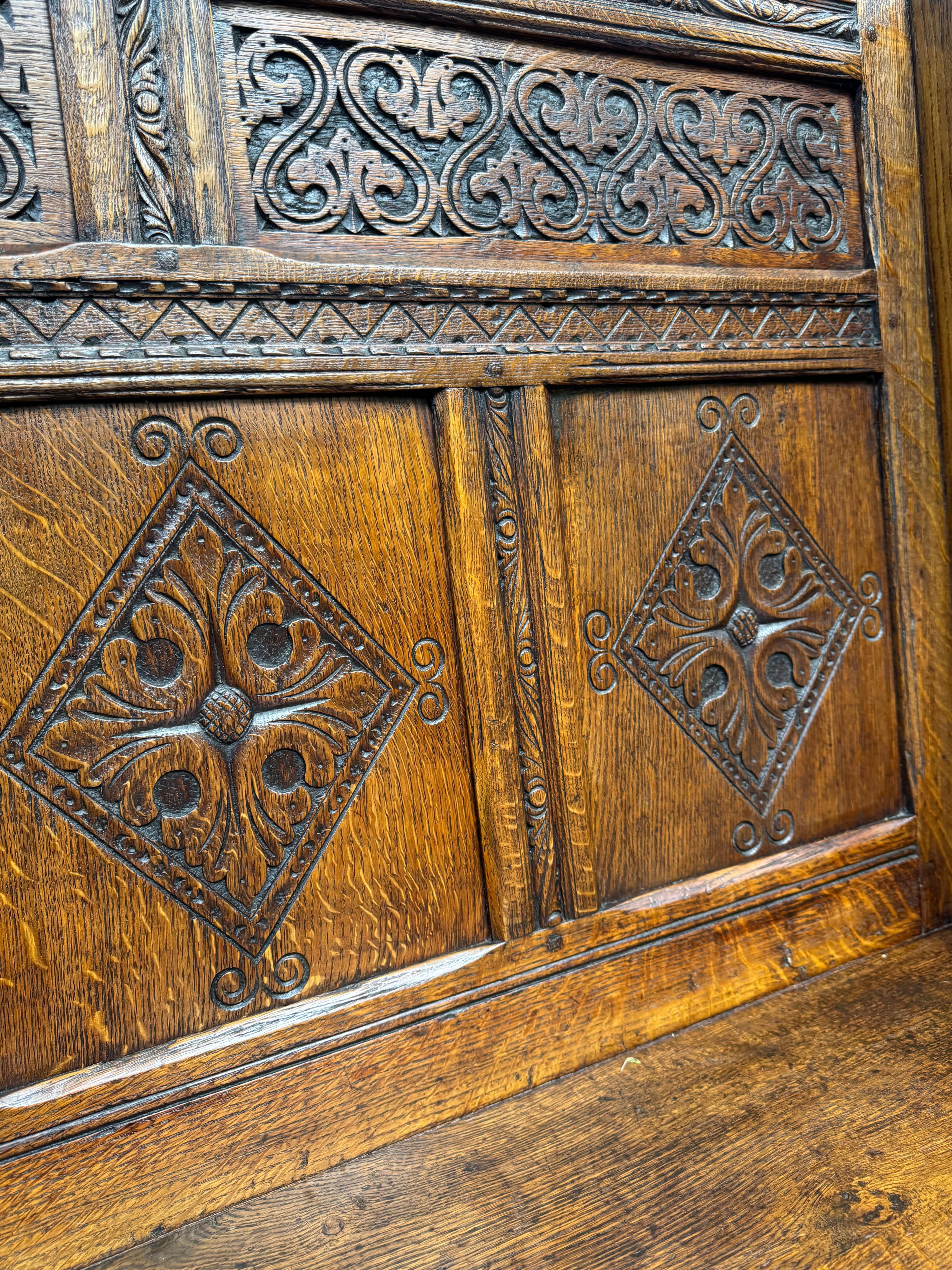 Banc en chêne néo-gothique anglais du XIXe siècle - Un hommage sculpté à l'époque Tudor en vente 3
