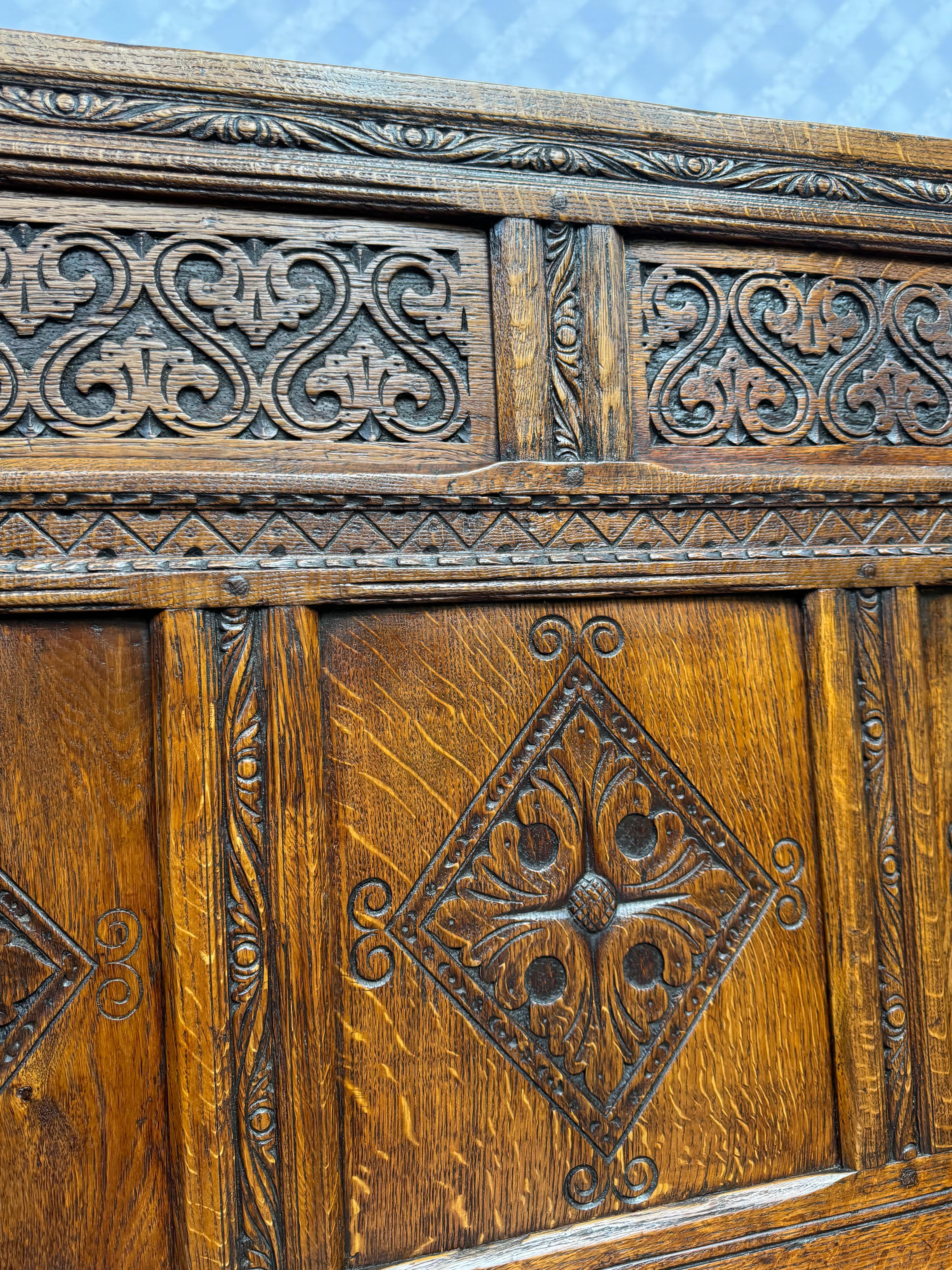 Banc en chêne néo-gothique anglais du XIXe siècle - Un hommage sculpté à l'époque Tudor en vente 4