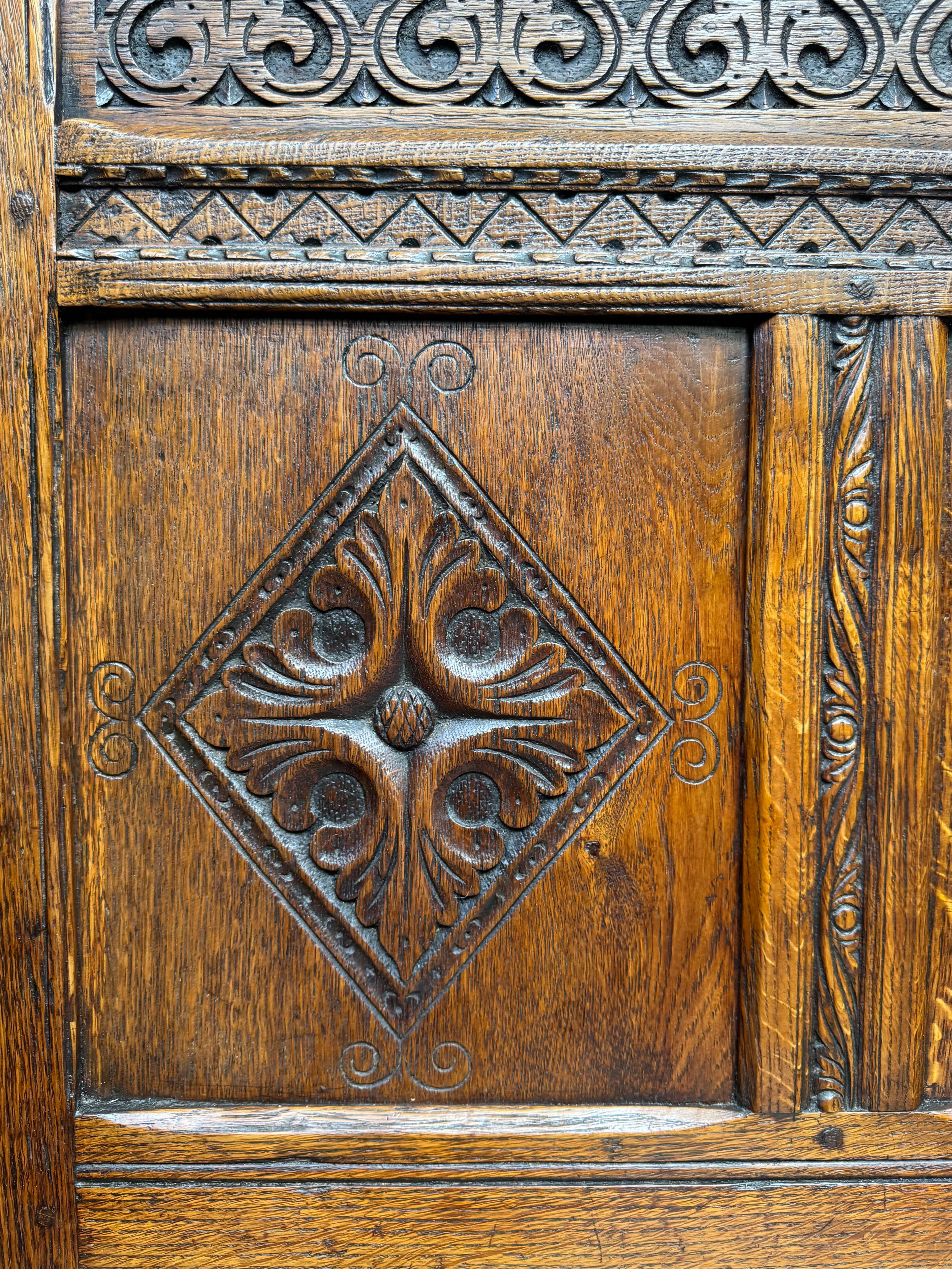 Banc en chêne néo-gothique anglais du XIXe siècle - Un hommage sculpté à l'époque Tudor en vente 5