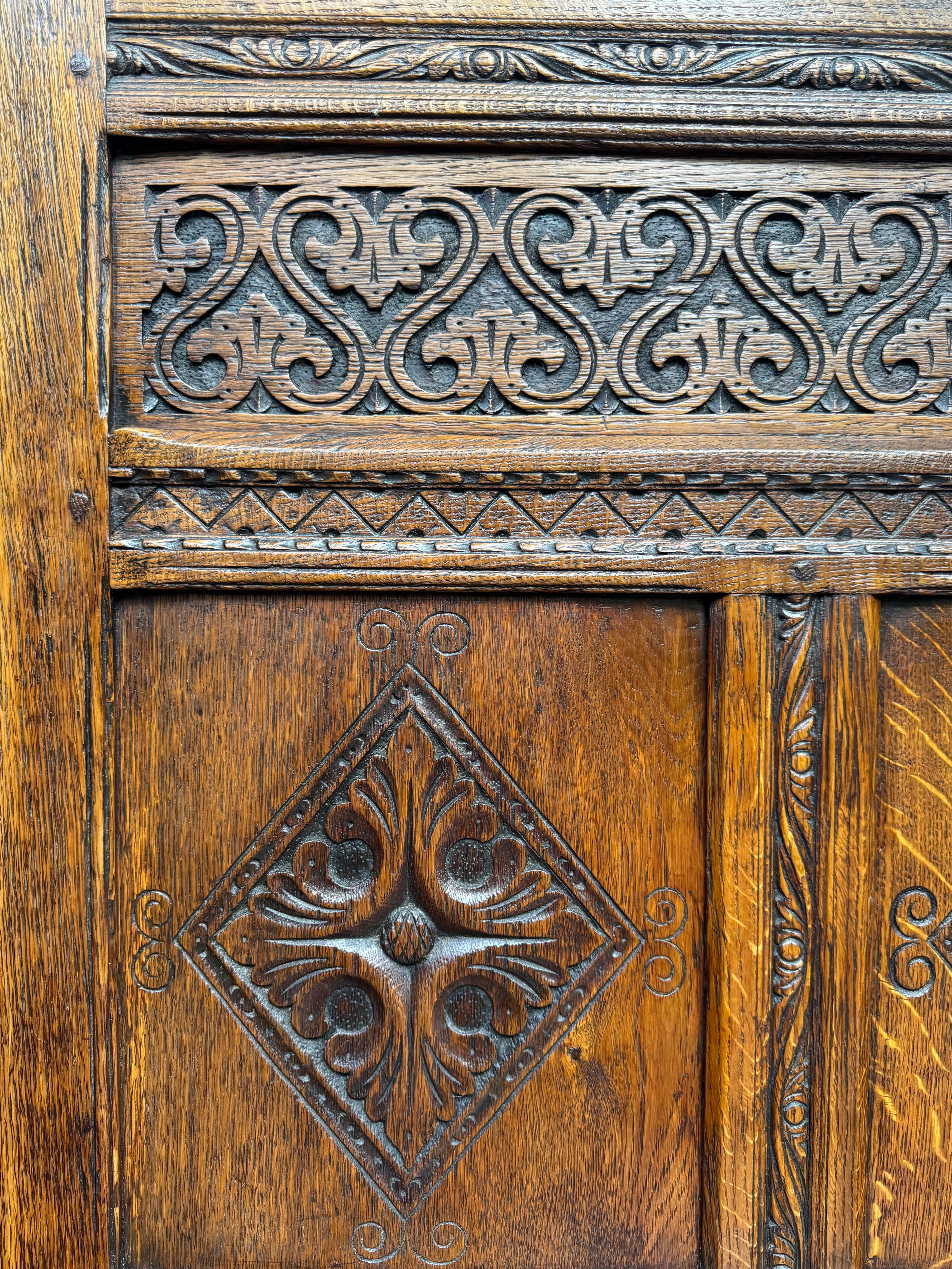 Banc en chêne néo-gothique anglais du XIXe siècle - Un hommage sculpté à l'époque Tudor en vente 6