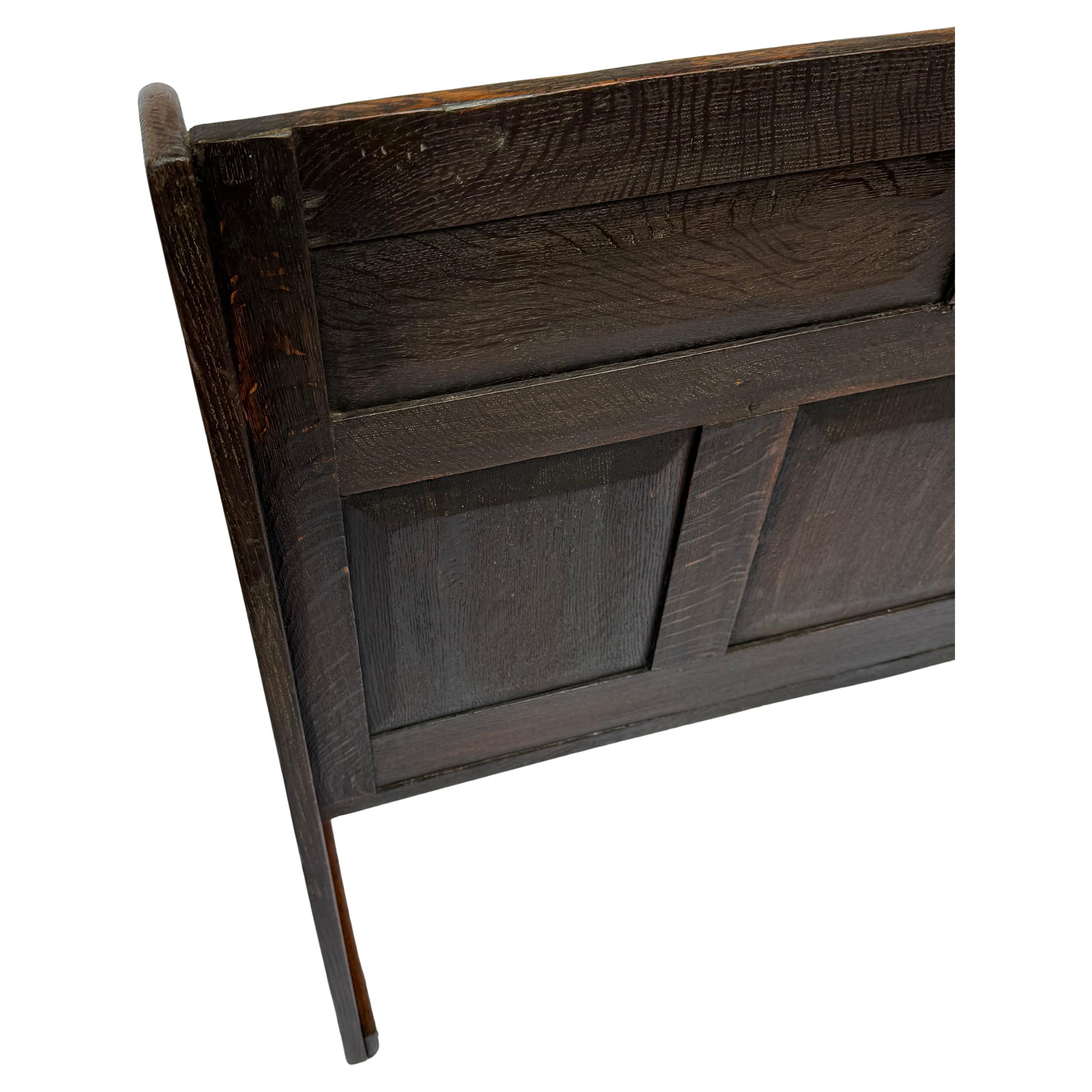 Banc en chêne néo-gothique anglais du XIXe siècle - Un hommage sculpté à l'époque Tudor

Fabriqué en chêne massif et richement sculpté sur chaque surface, cet exceptionnel banc anglais du XIXe siècle incarne l'esprit du Gothic Revival, un mouvement