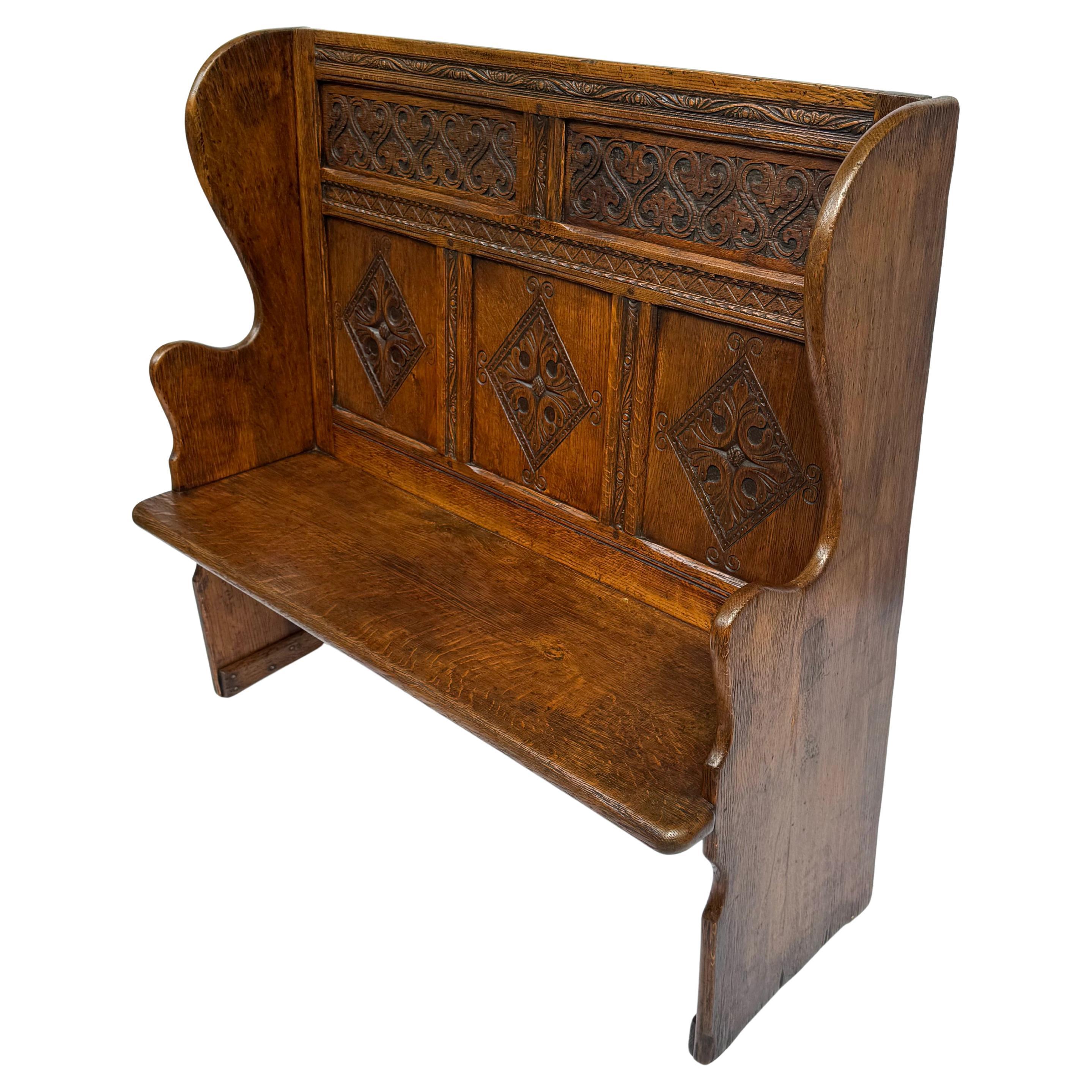 Fin du XIXe siècle Banc en chêne néo-gothique anglais du XIXe siècle - Un hommage sculpté à l'époque Tudor en vente