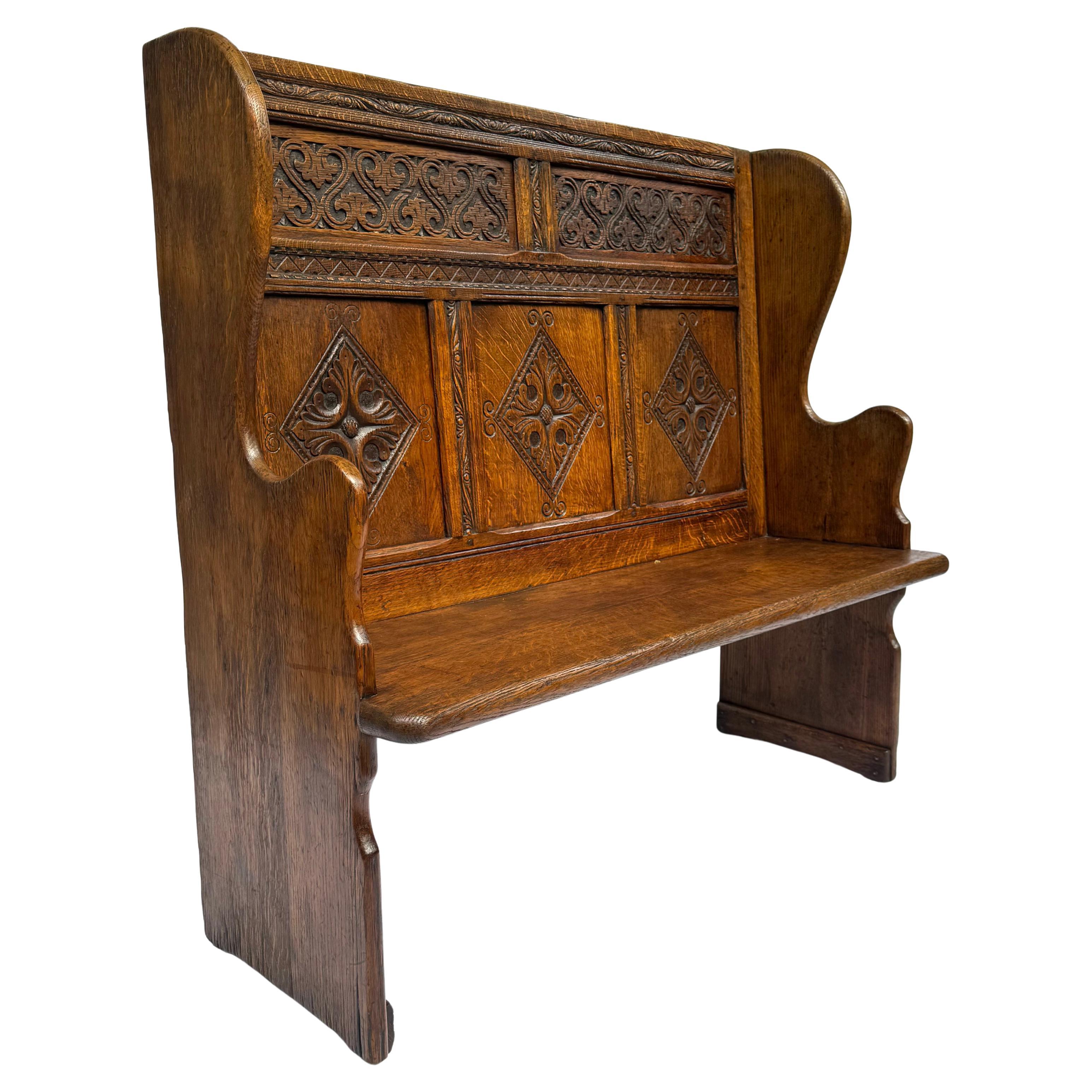 Banc en chêne néo-gothique anglais du XIXe siècle - Un hommage sculpté à l'époque Tudor en vente 1