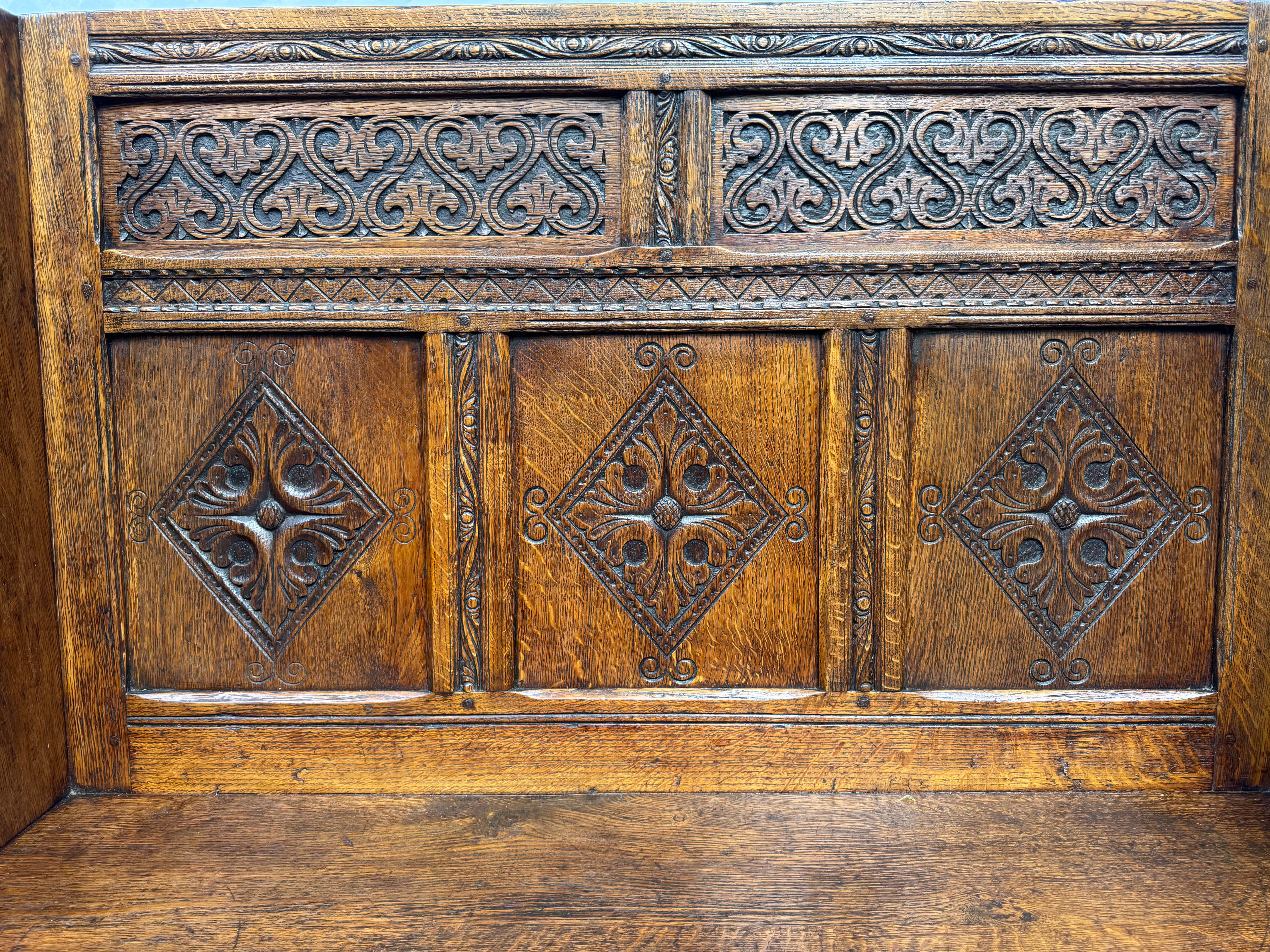 Banc en chêne néo-gothique anglais du XIXe siècle - Un hommage sculpté à l'époque Tudor en vente 2