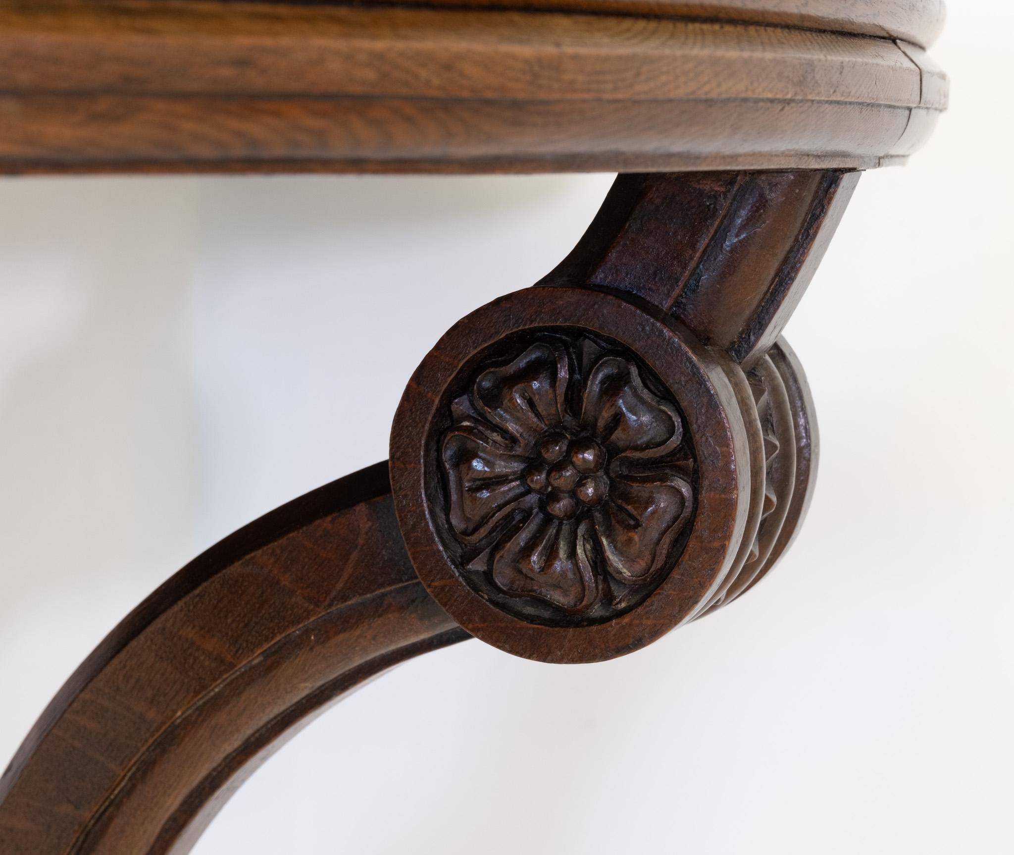 Console en chêne de style néo-gothique du 19e siècle. Anglais. Circa 1880.

Les frais de livraison sont INCLUS dans le prix pour toutes les régions de l'Angleterre continentale et du Pays de Galles.

La table a un plateau en demi-lune avec un