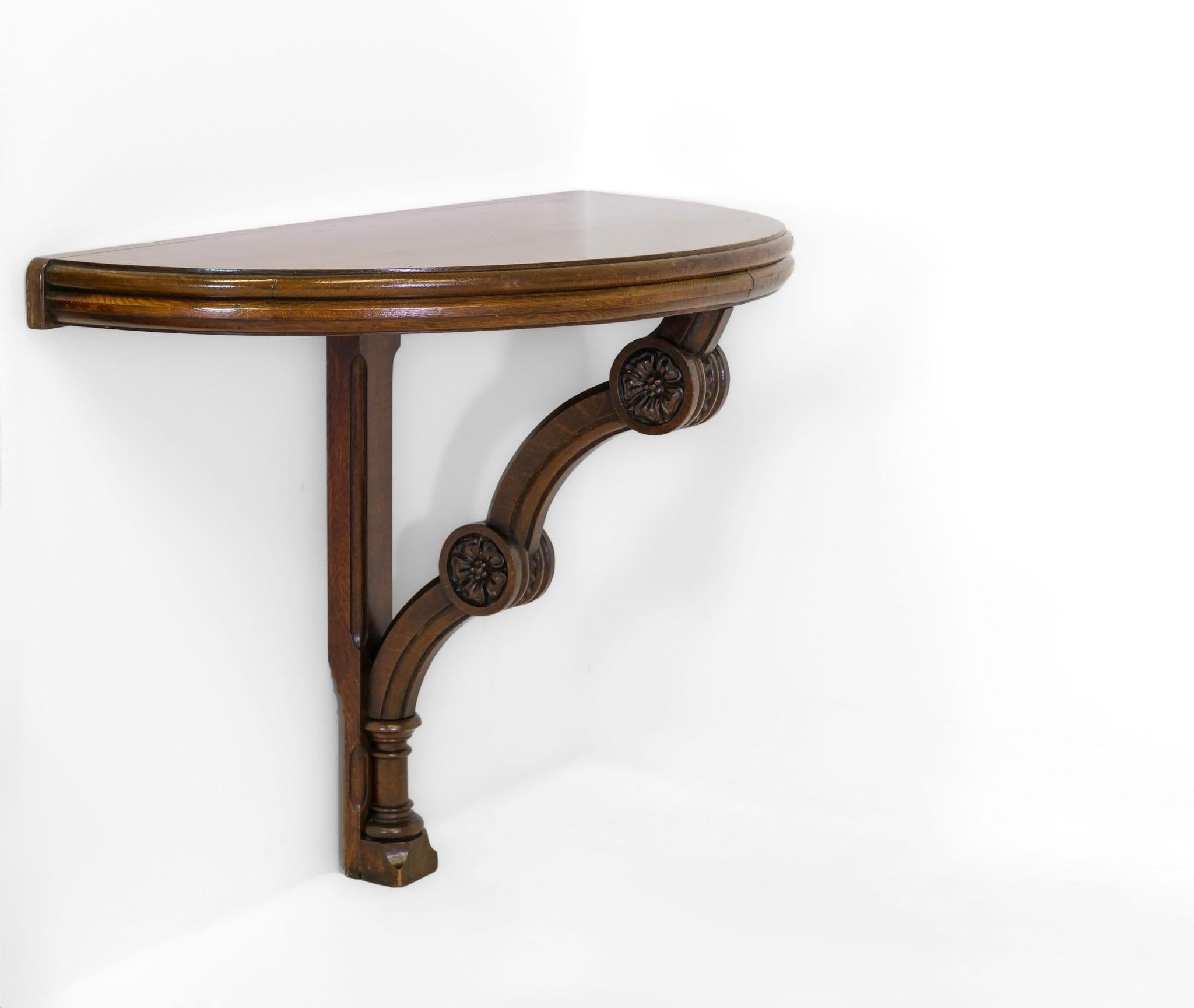 Britannique Table console en Oak Oak Demilune du 19e siècle, de style Revive gothique anglais en vente