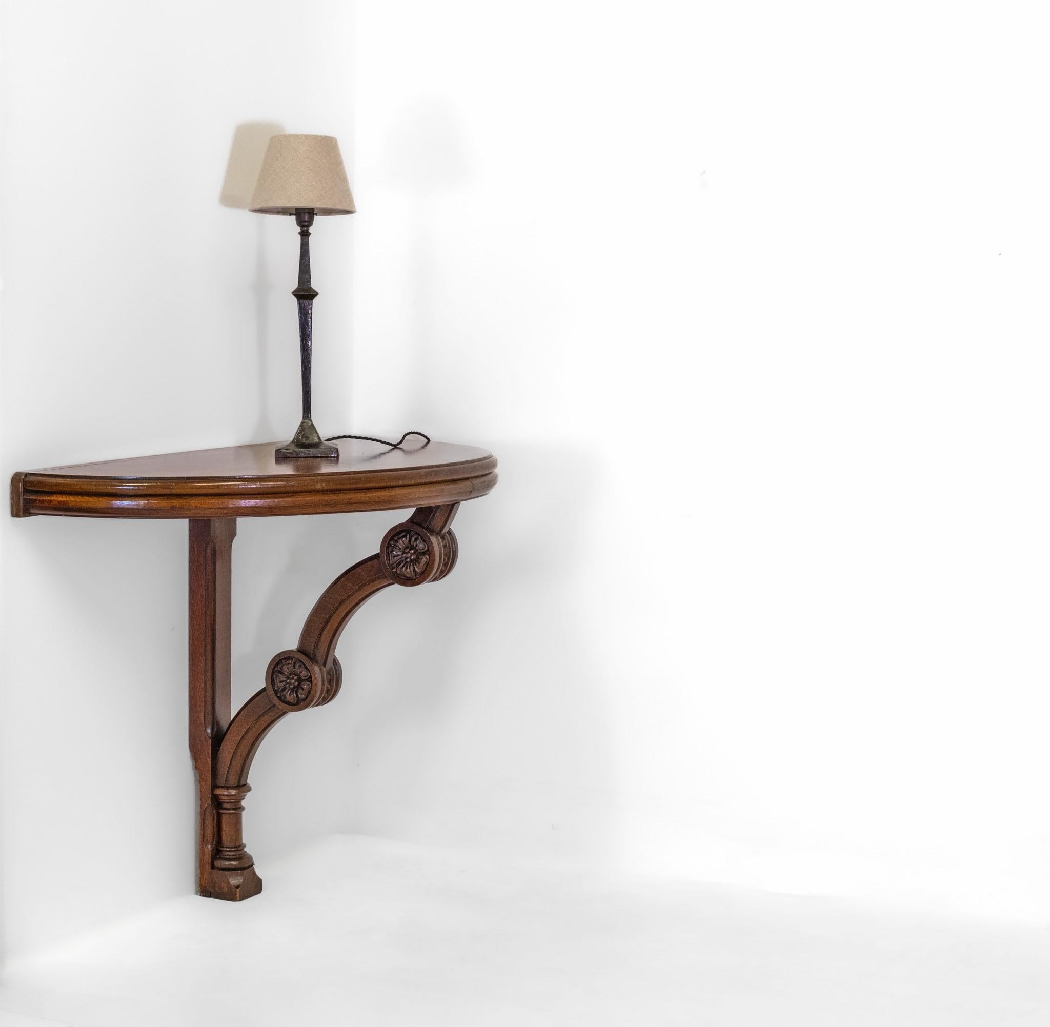 Sculpté à la main Table console en Oak Oak Demilune du 19e siècle, de style Revive gothique anglais en vente
