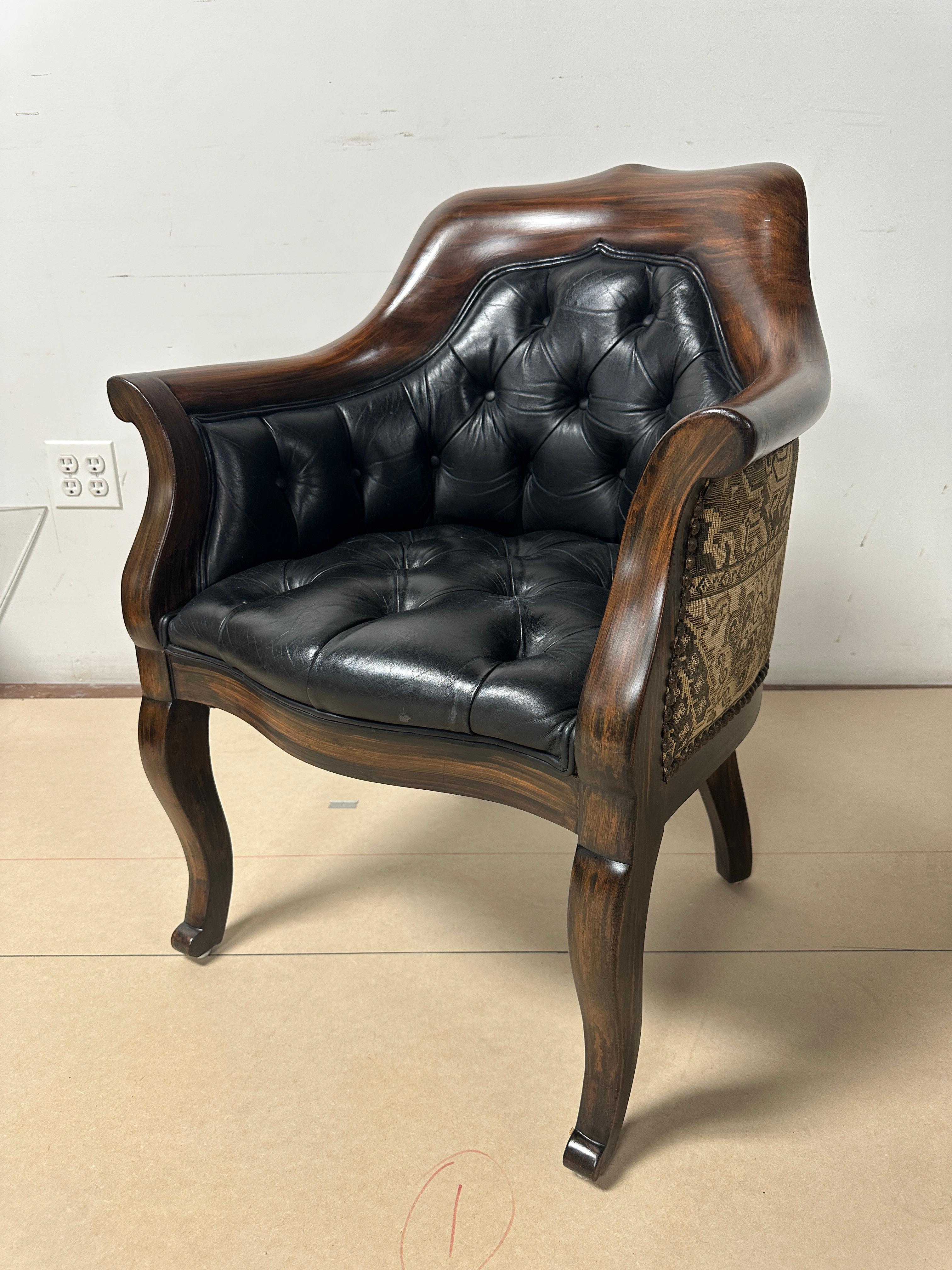 Un set di quattro poltrone del XIX secolo in stile gotico inglese, questa eccezionale collezione presenta una finitura in finto legno di Macassar. Le sedie sono rivestite in due materiali distinti: l'interno è in lussuosa pelle nera con eleganti