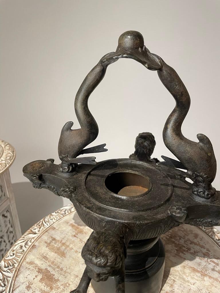 19th Century English Grand Tour Roman Bronze Oil Lamp with Dolphins and Lions For Sale 4