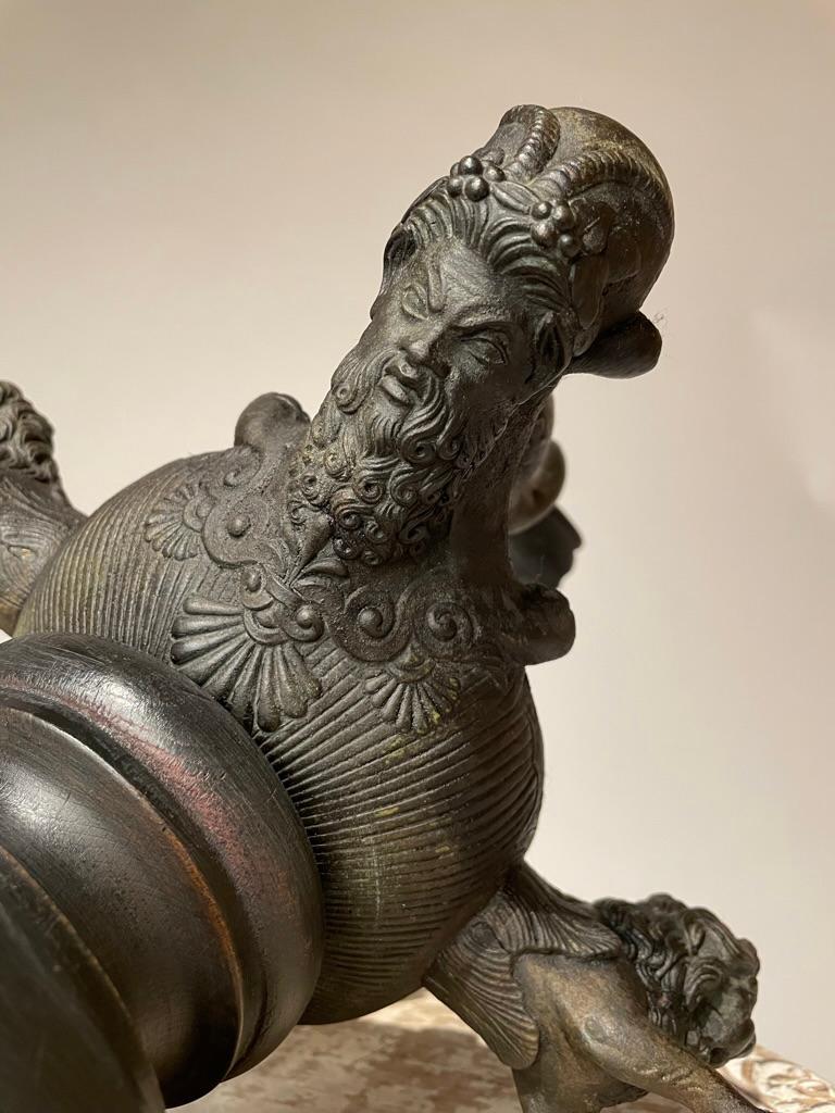 Lampe à huile anglaise Grand Tour en bronze romain du 19ème siècle avec dauphins et lions en vente 5