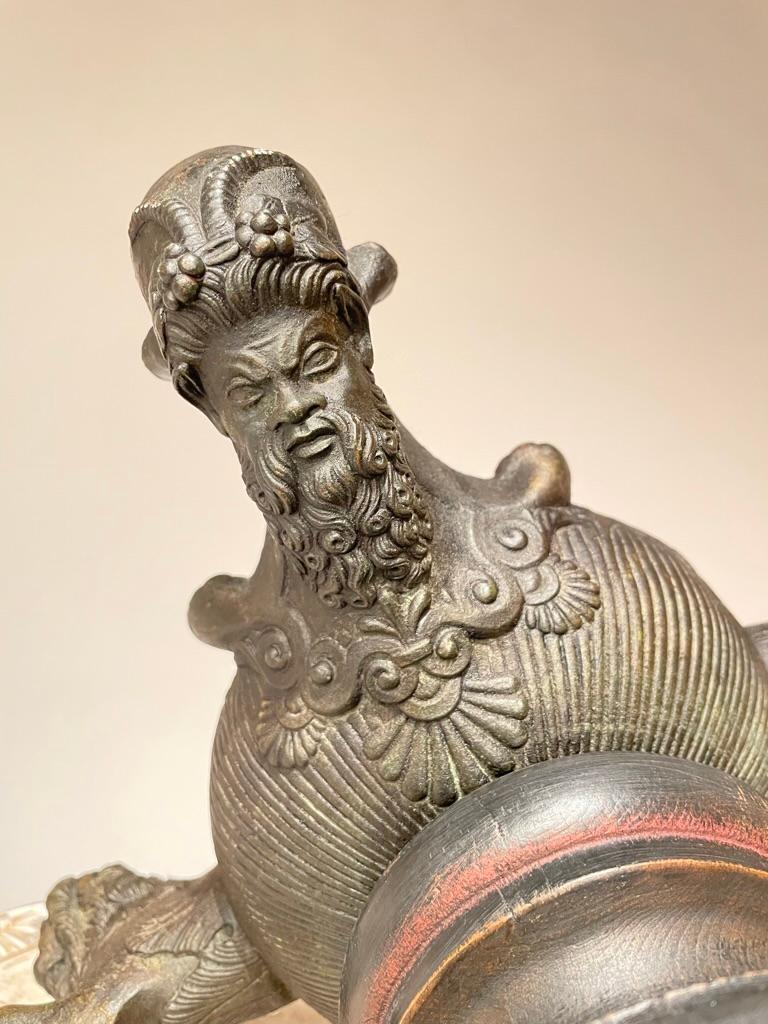 Lampe à huile anglaise Grand Tour en bronze romain du 19ème siècle avec dauphins et lions en vente 7