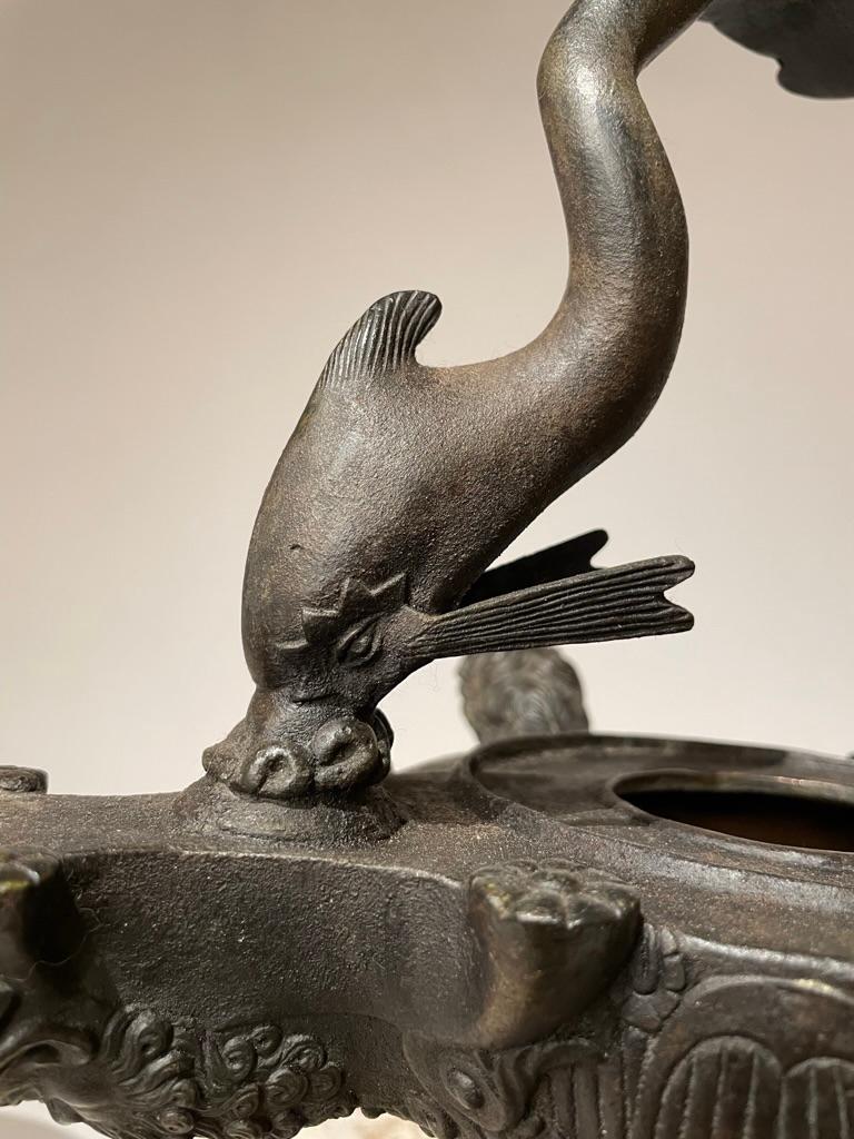 Lampe à huile anglaise Grand Tour en bronze romain du 19ème siècle avec dauphins et lions en vente 8
