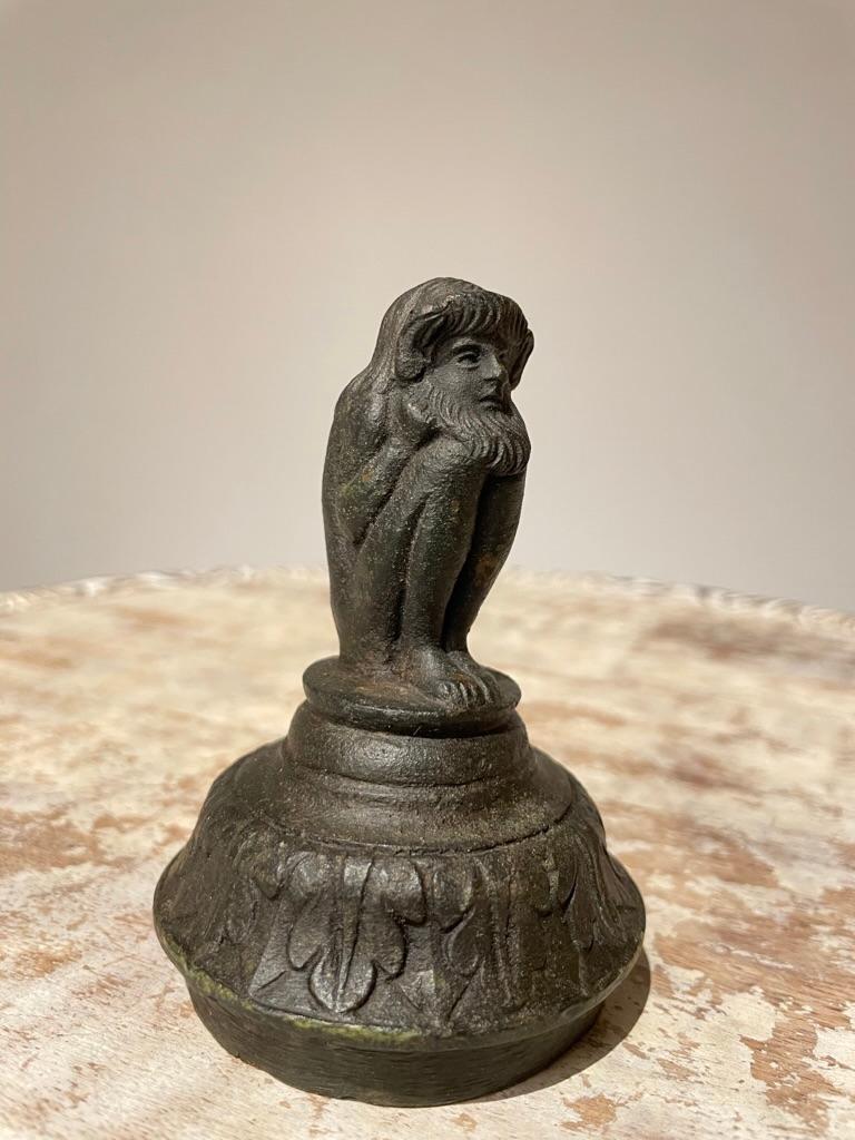Lampe à huile anglaise Grand Tour en bronze romain du 19ème siècle avec dauphins et lions en vente 9