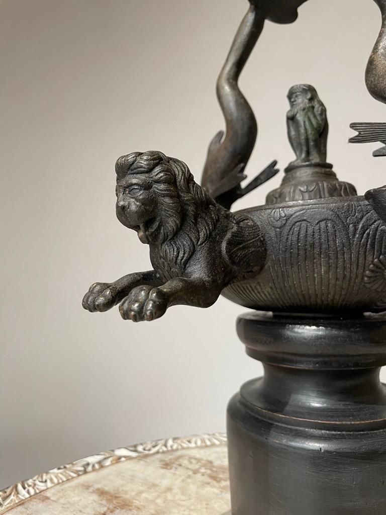Anglais Lampe à huile anglaise Grand Tour en bronze romain du 19ème siècle avec dauphins et lions en vente