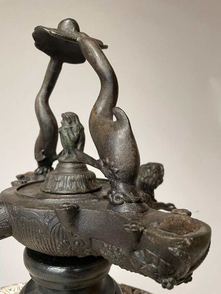 Lampe à huile anglaise Grand Tour en bronze romain du 19ème siècle avec dauphins et lions Bon état - En vente à Stamford, CT