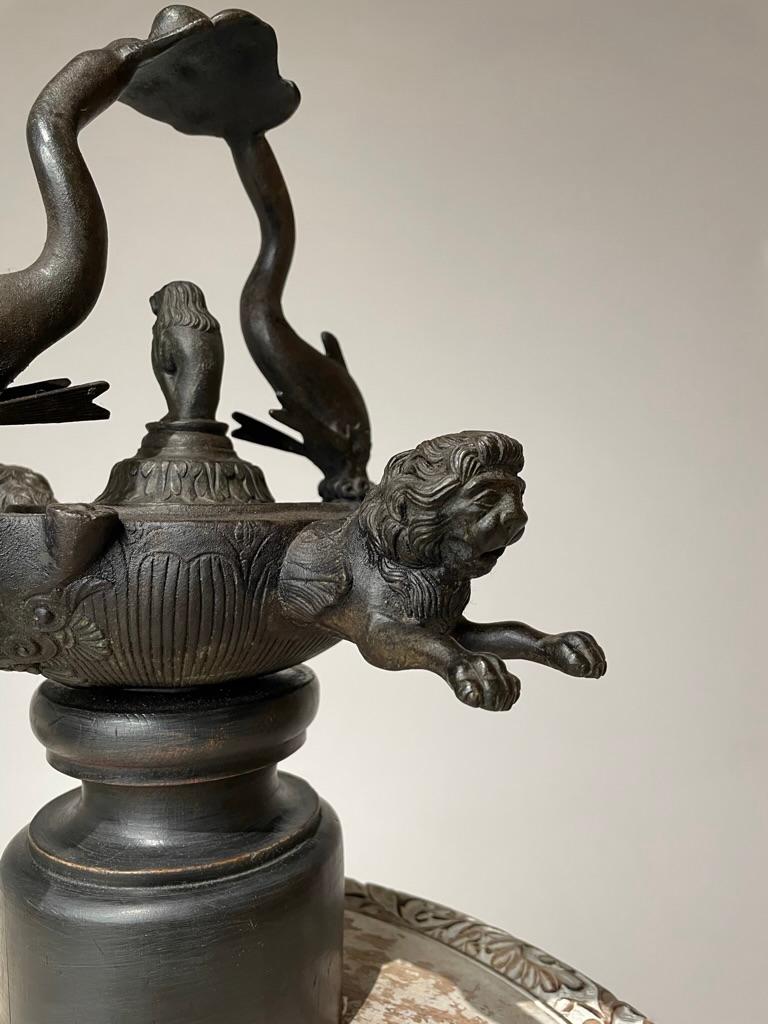 Lampe à huile anglaise Grand Tour en bronze romain du 19ème siècle avec dauphins et lions en vente 2